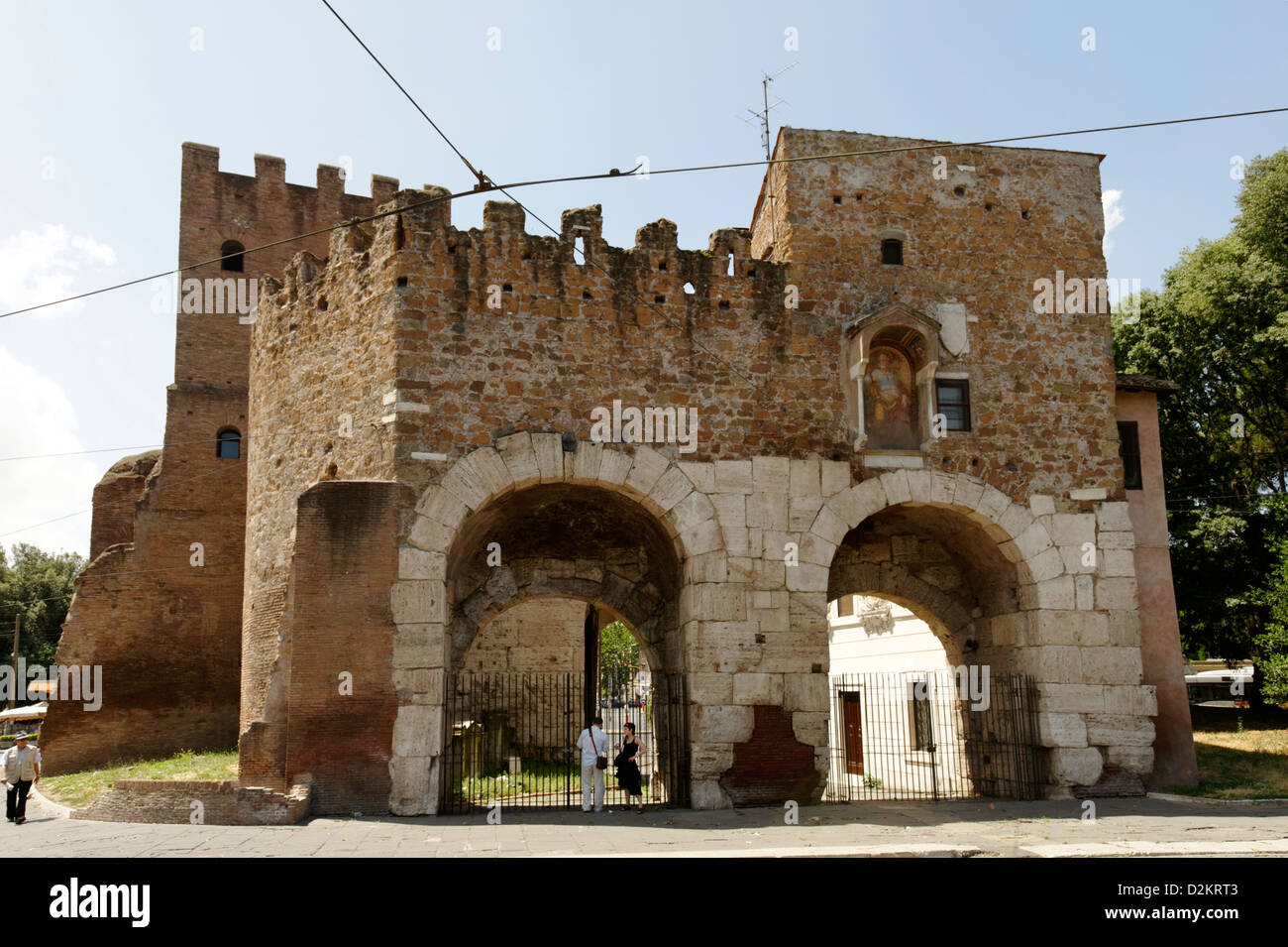 La Porta San Paolo avec des tours jumelles, l'une des portes du sud dans le circuit de 19 kilomètres de la 3ème siècle Murs Auréliens. Banque D'Images