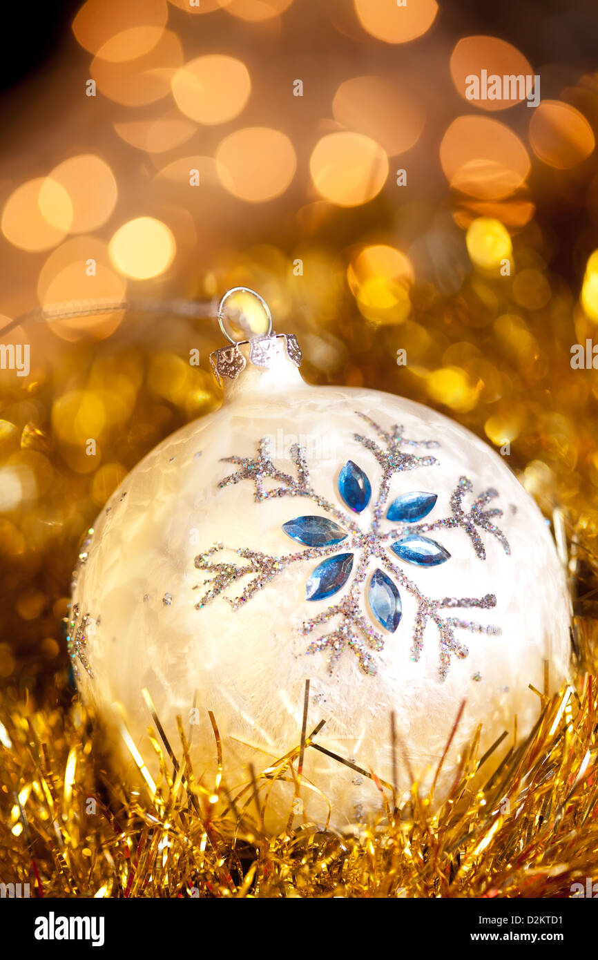 Boule de Noël avec Golden Maison de fond. Banque D'Images