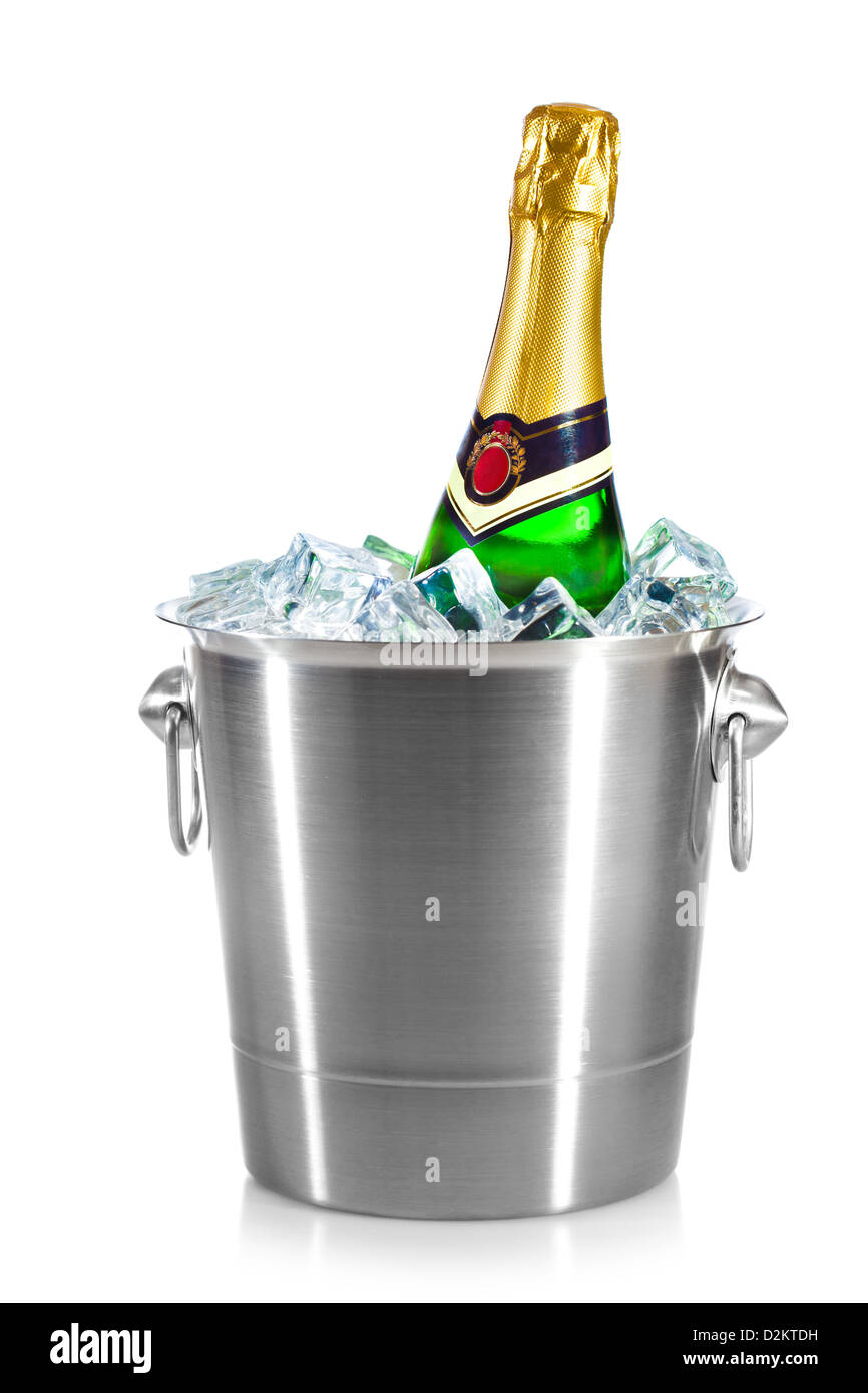 Bouteille de champagne dans un seau à glace sur le livre blanc Banque D'Images