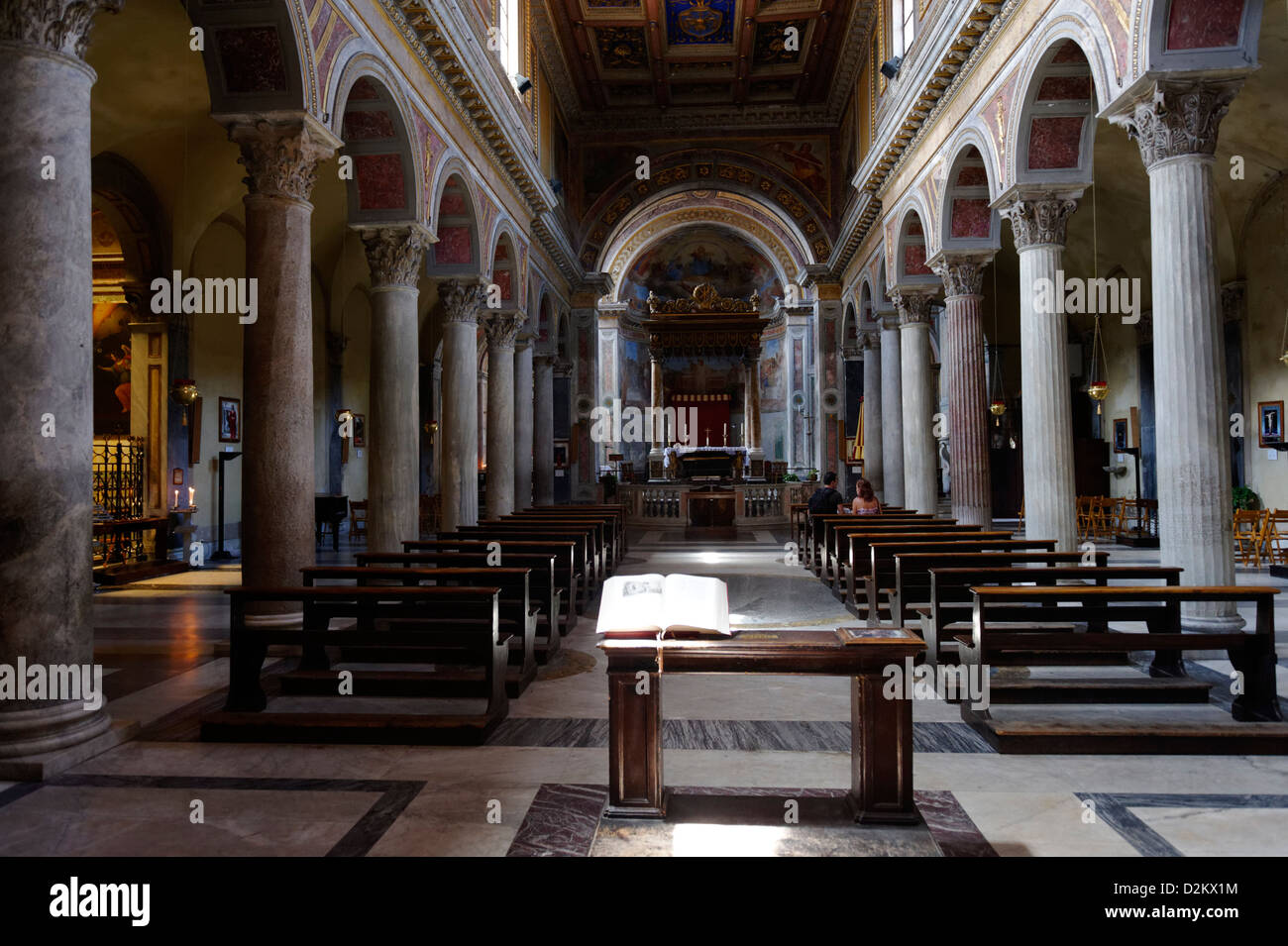 Rome. L'Italie. Nef de l'église San Nicola in Carcere, dédiée à St Nicolas de Myre le saint patron des marins grecs. Banque D'Images