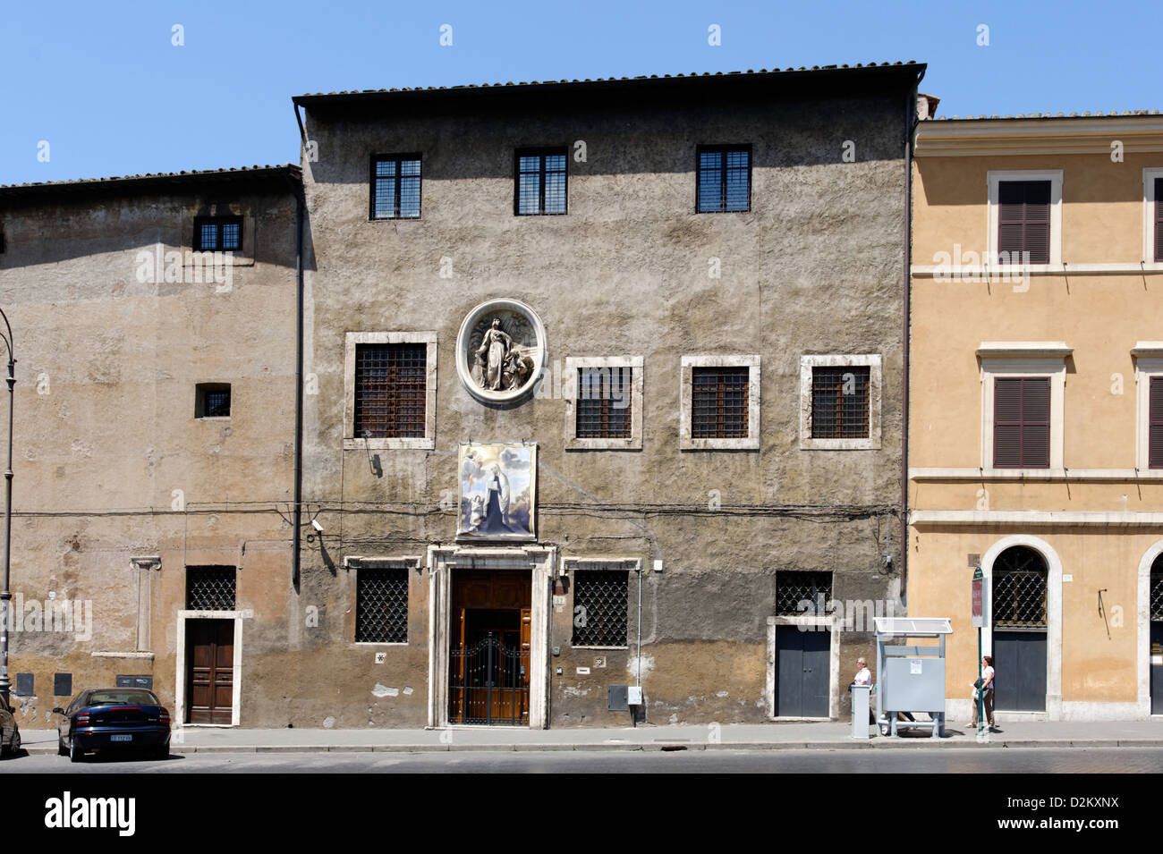 Rome. L'Italie. Vue de la façade du monastère de Tor de' Specchi situé au 32 via del Teatro di Marcello. Banque D'Images