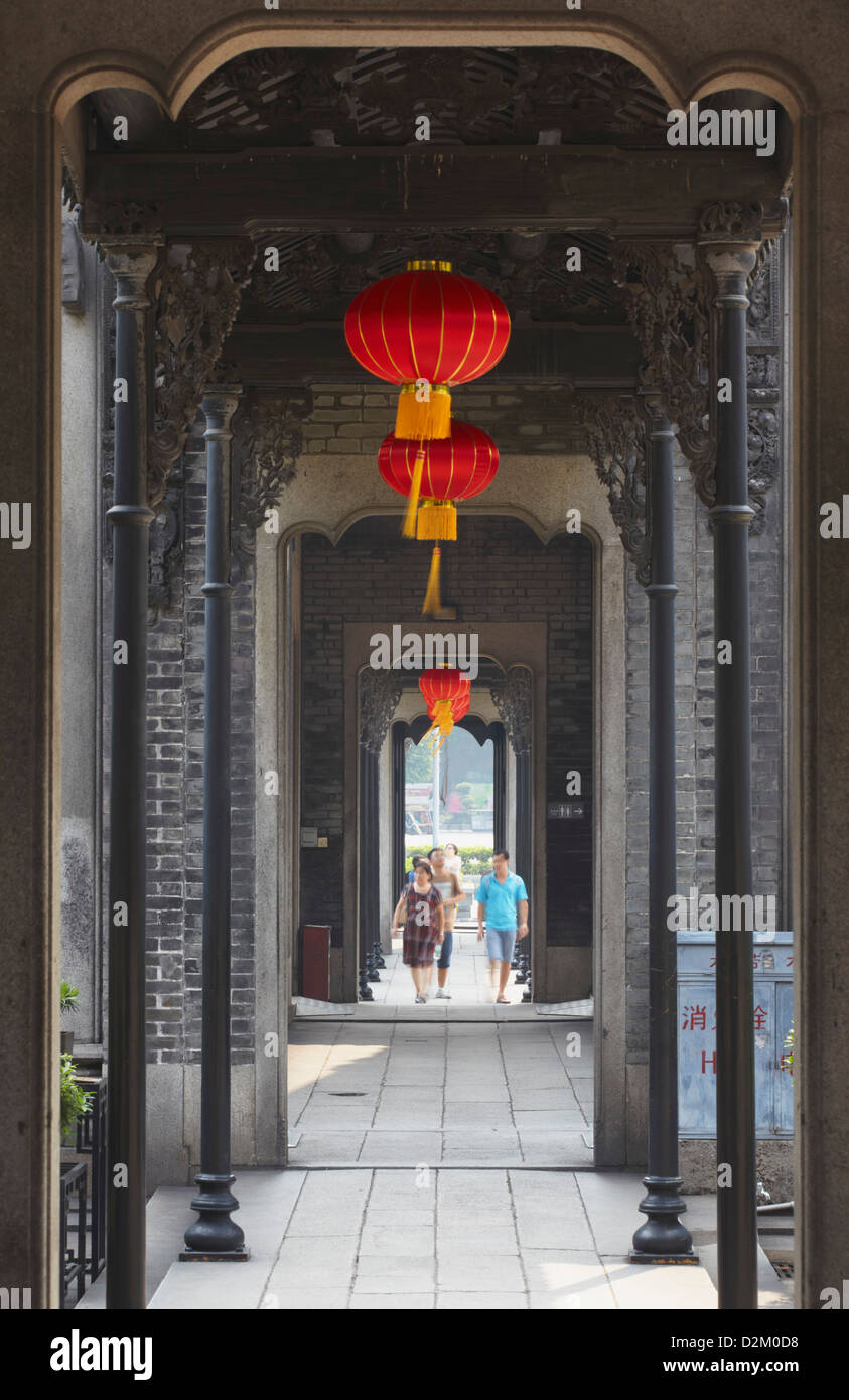 Les gens qui marchent dans le couloir à l'Académie du clan Chen, Guangzhou, Guangdong, Chine Banque D'Images