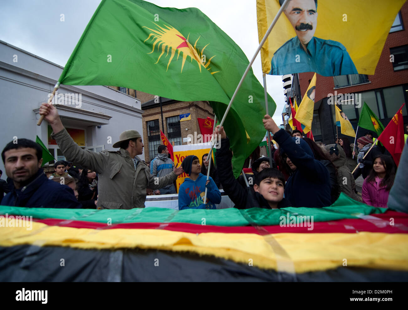 Les manifestants kurdes de brandir le drapeau à l'extérieur de centre communautaire à Dalston East London. premier anniversaire de l'Roboski massacre. Banque D'Images