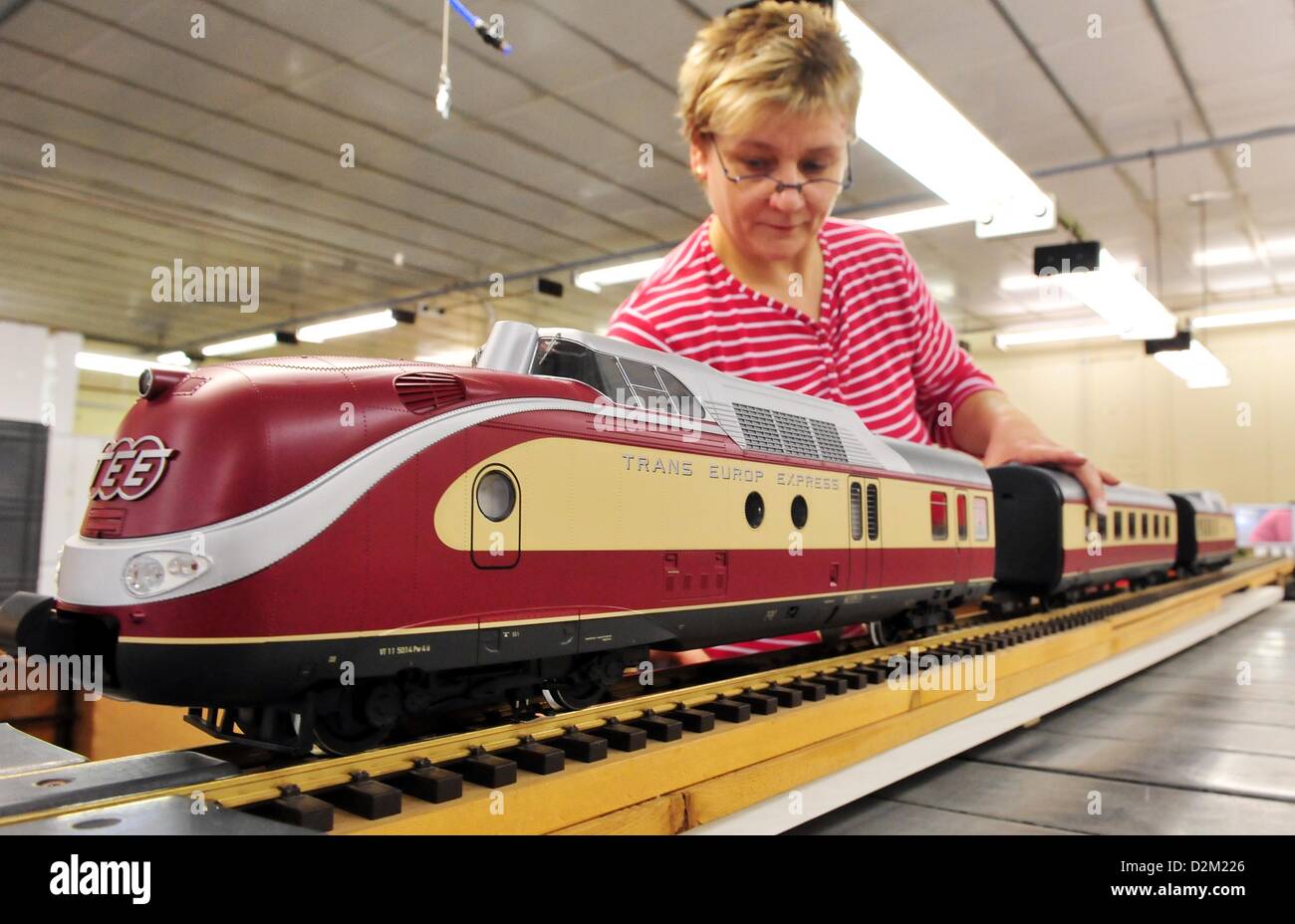 L'inspection finale de la Trans Europe Express de la ligne de produits G-Scale au siège de l'usine du fabricant de trains miniatures dans Piko Sonnenberg, Allemagne, 22 janvier 2013. Le fabricant de trains de Thuringe est l'une des plus grandes et les plus connues des marques de train en Europe et bénéficie également d'une vaste suite aux États-Unis et dans d'autres parties du monde. Photo : Stefan Thomas Banque D'Images