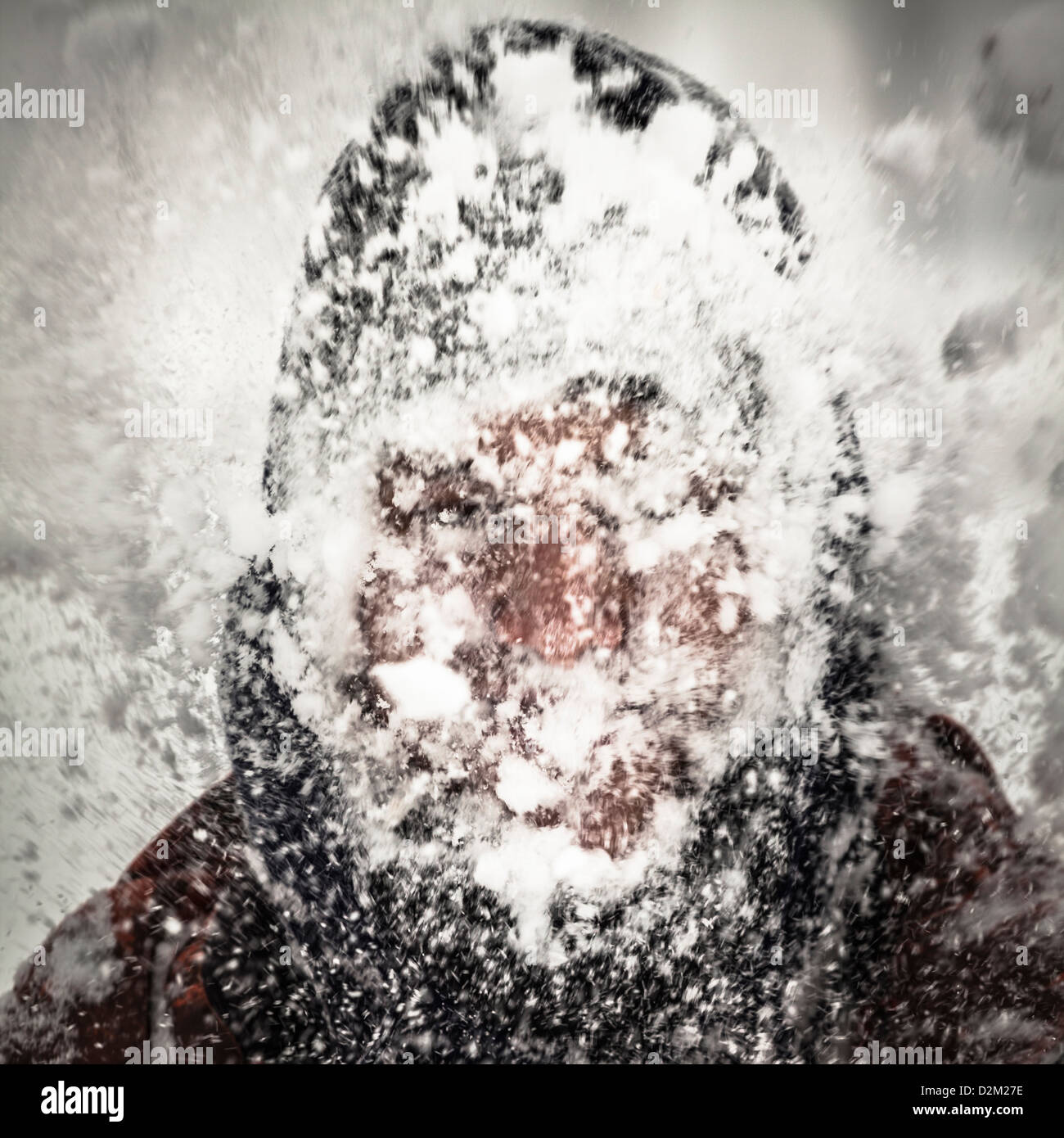 Silhouette d'un homme dans une tempête de neige. Banque D'Images