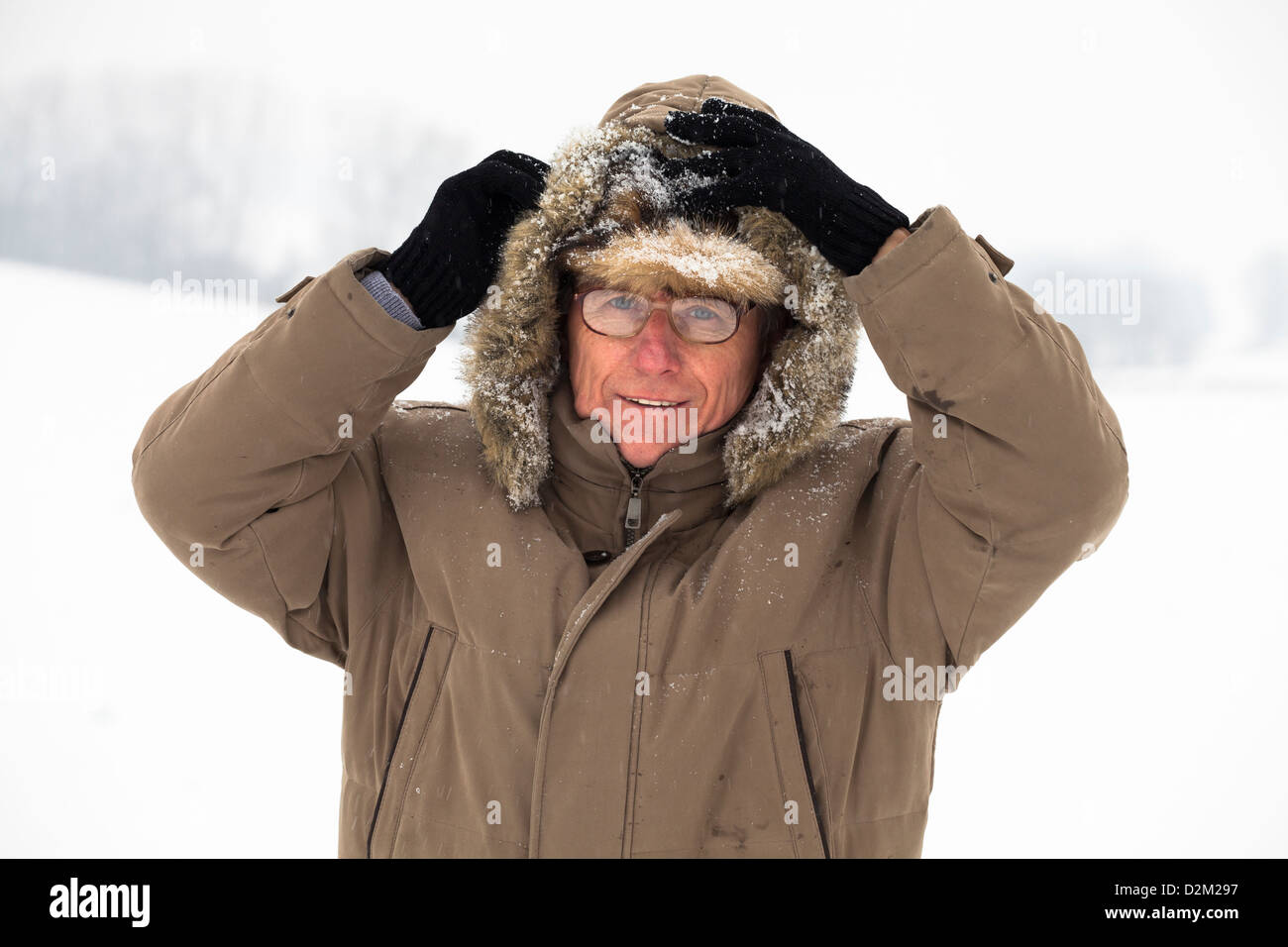 Man profitant de la neige et l'hiver à l'extérieur. Banque D'Images