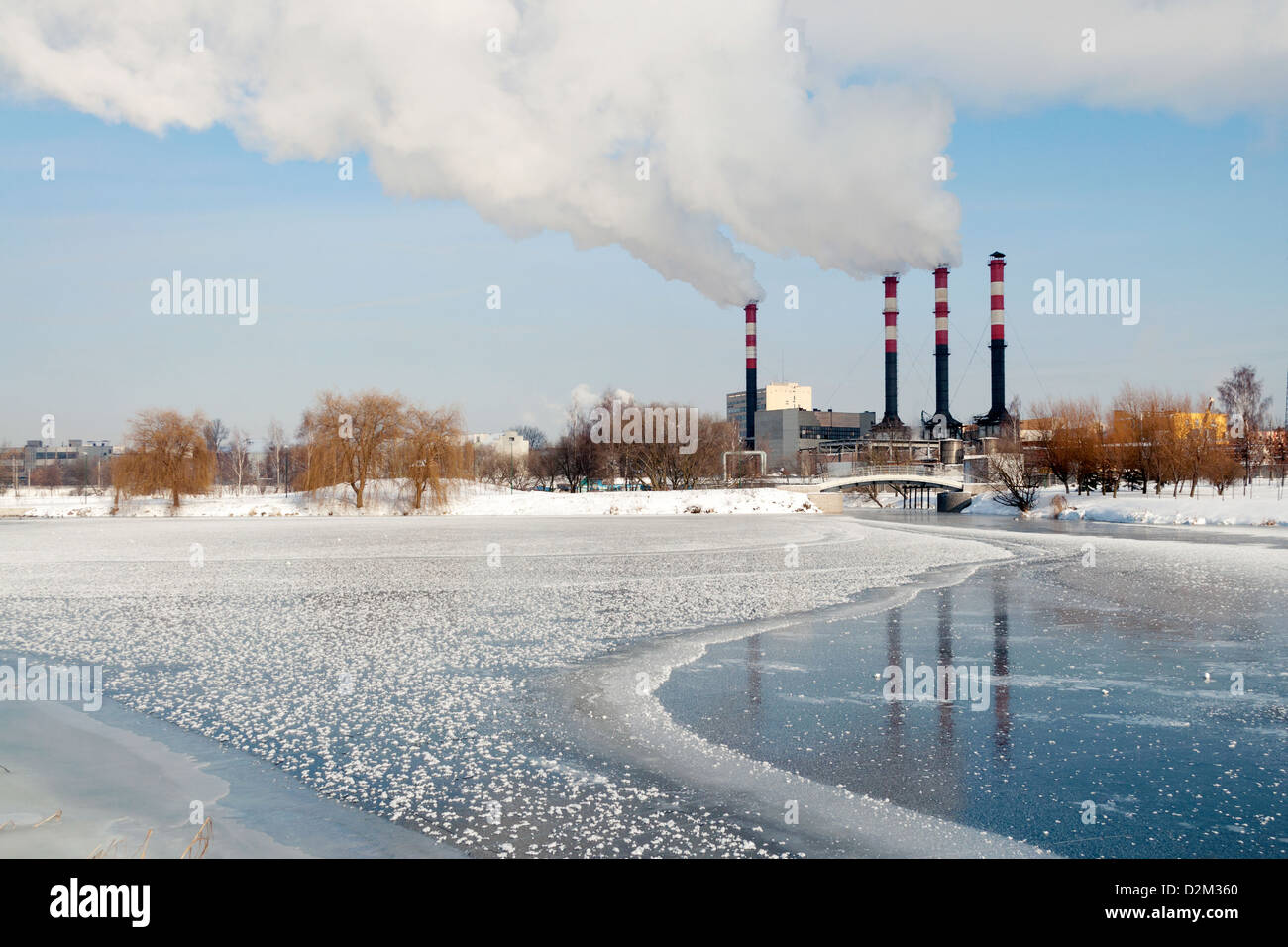 Paysage urbain industriel avec rivière gelée et les cheminées des centrales électriques sur l'arrière à Minsk, Bélarus Banque D'Images