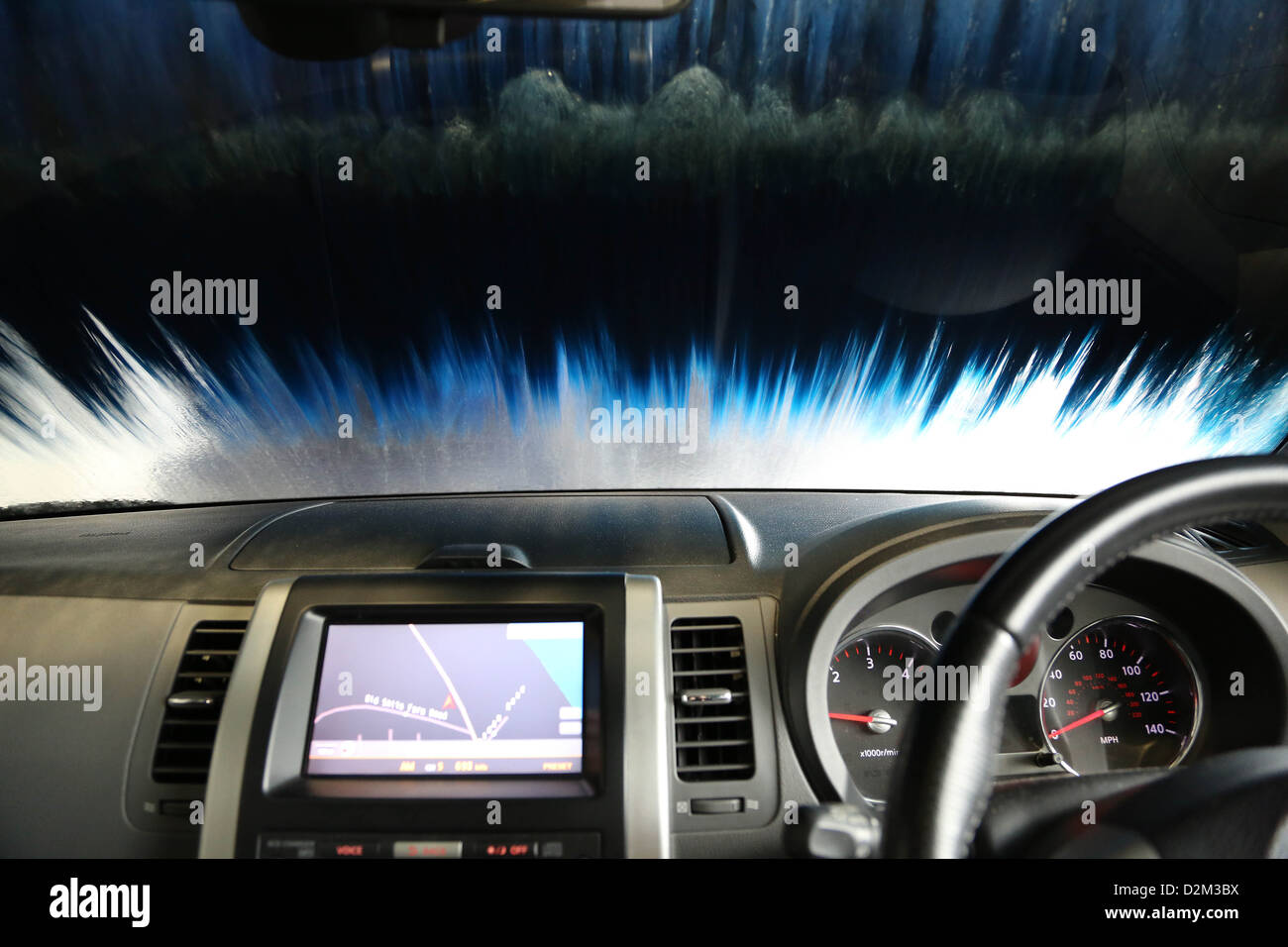 Nissan X Trail passe par un lavage de voiture à Shoreham West Sussex Banque D'Images