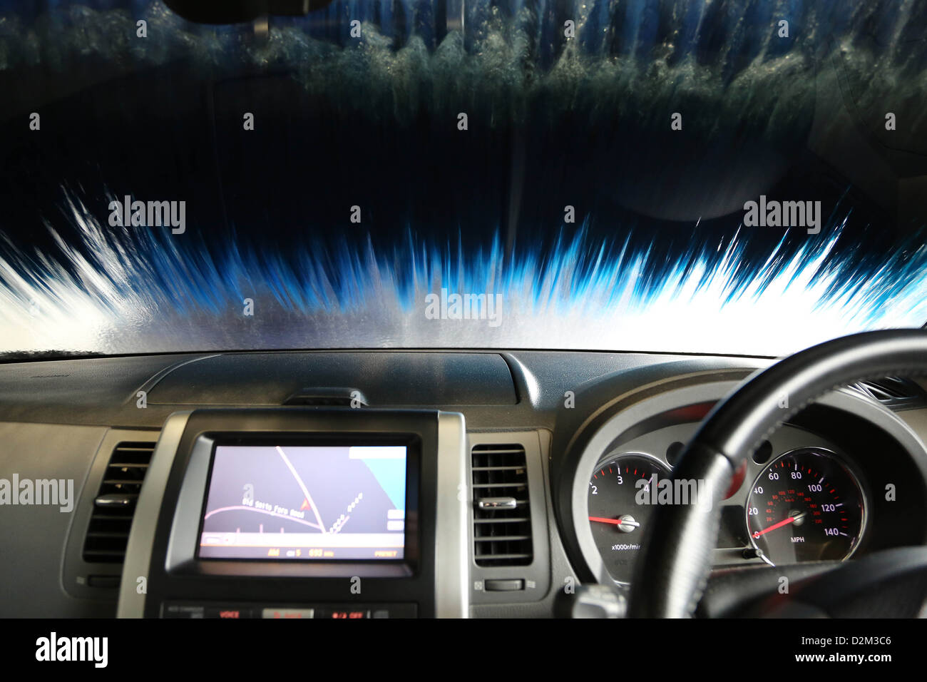 Nissan X Trail passe par un lavage de voiture à Shoreham West Sussex Banque D'Images