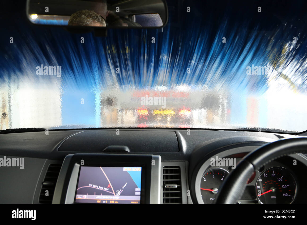 Nissan X Trail passe par un lavage de voiture à Shoreham West Sussex Banque D'Images