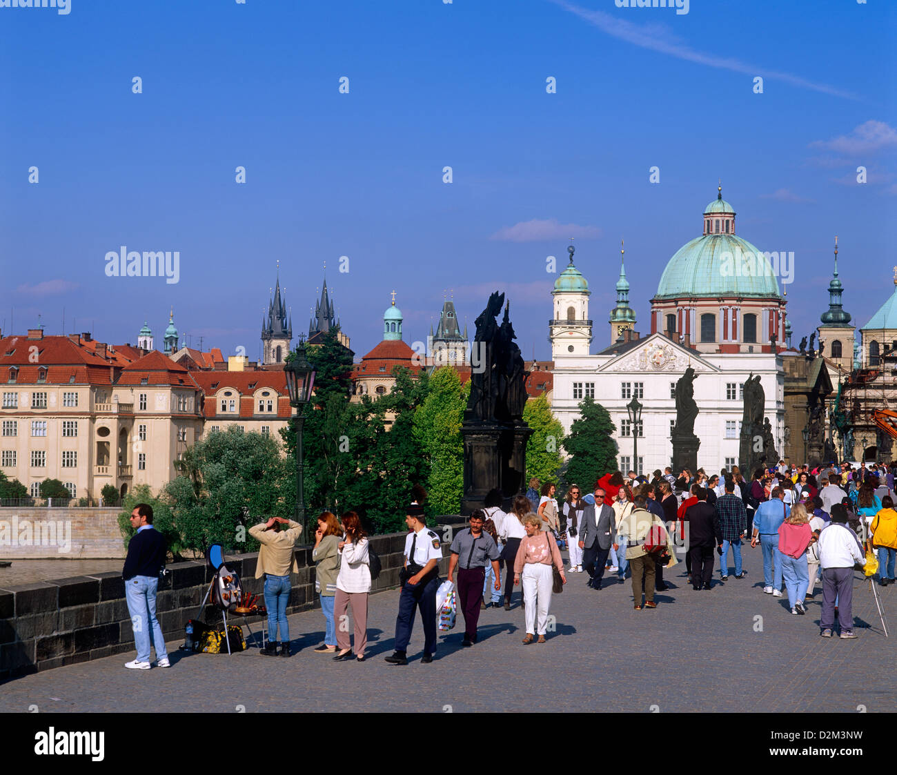 Les touristes sur le Pont Charles, Stare Mesto (vieille ville), Prague, République Tchèque Banque D'Images