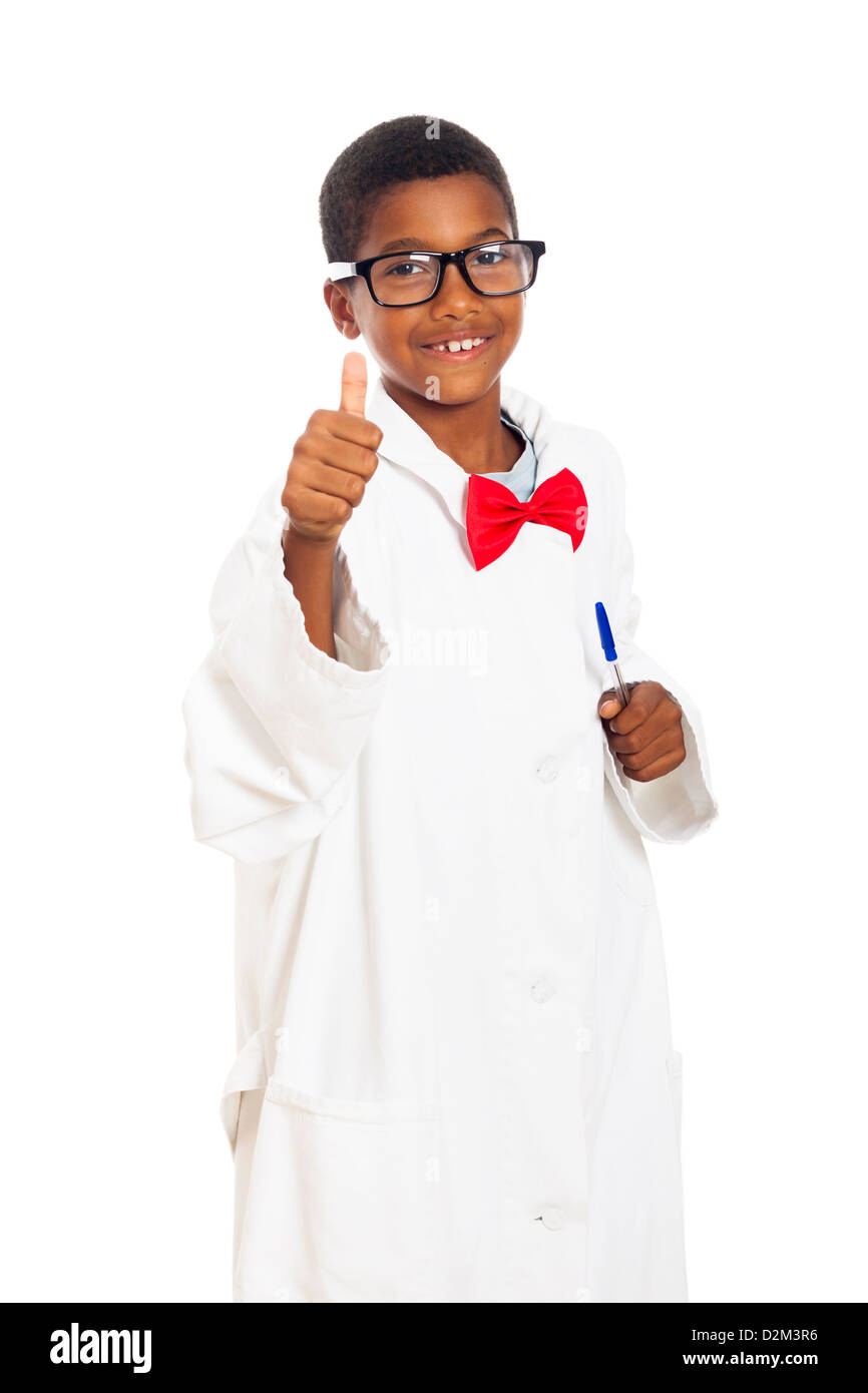 Happy school boy astucieux en blouse de laboratoire scientifique giving thumb up, isolé sur fond blanc. Banque D'Images