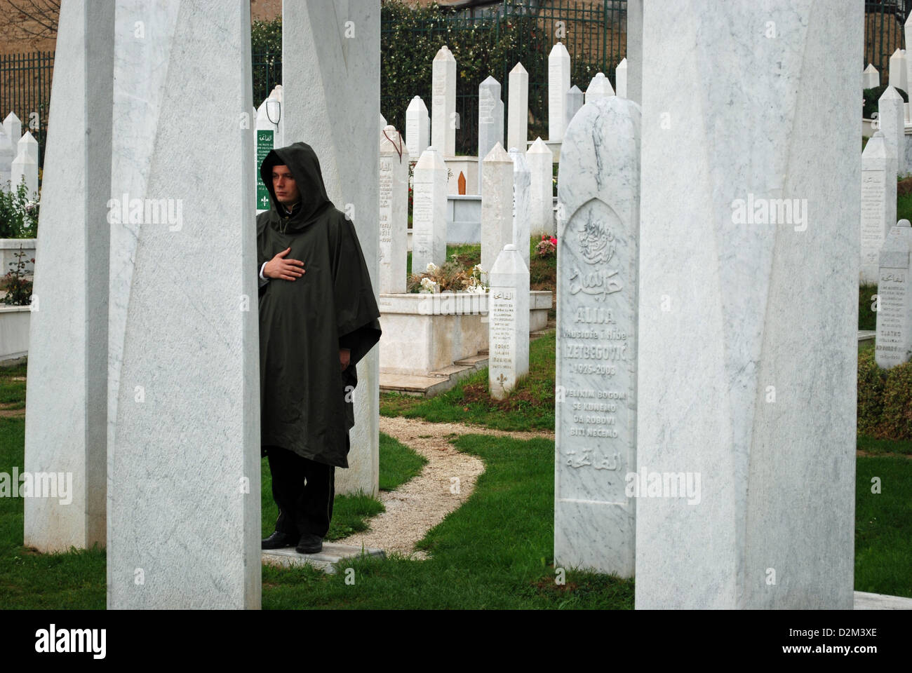 La tombe de l'ancien Président Bosniaque Alija Izetbegović gardée par un soldat. La tombe a été endommagé par une bombe en 2006. Banque D'Images