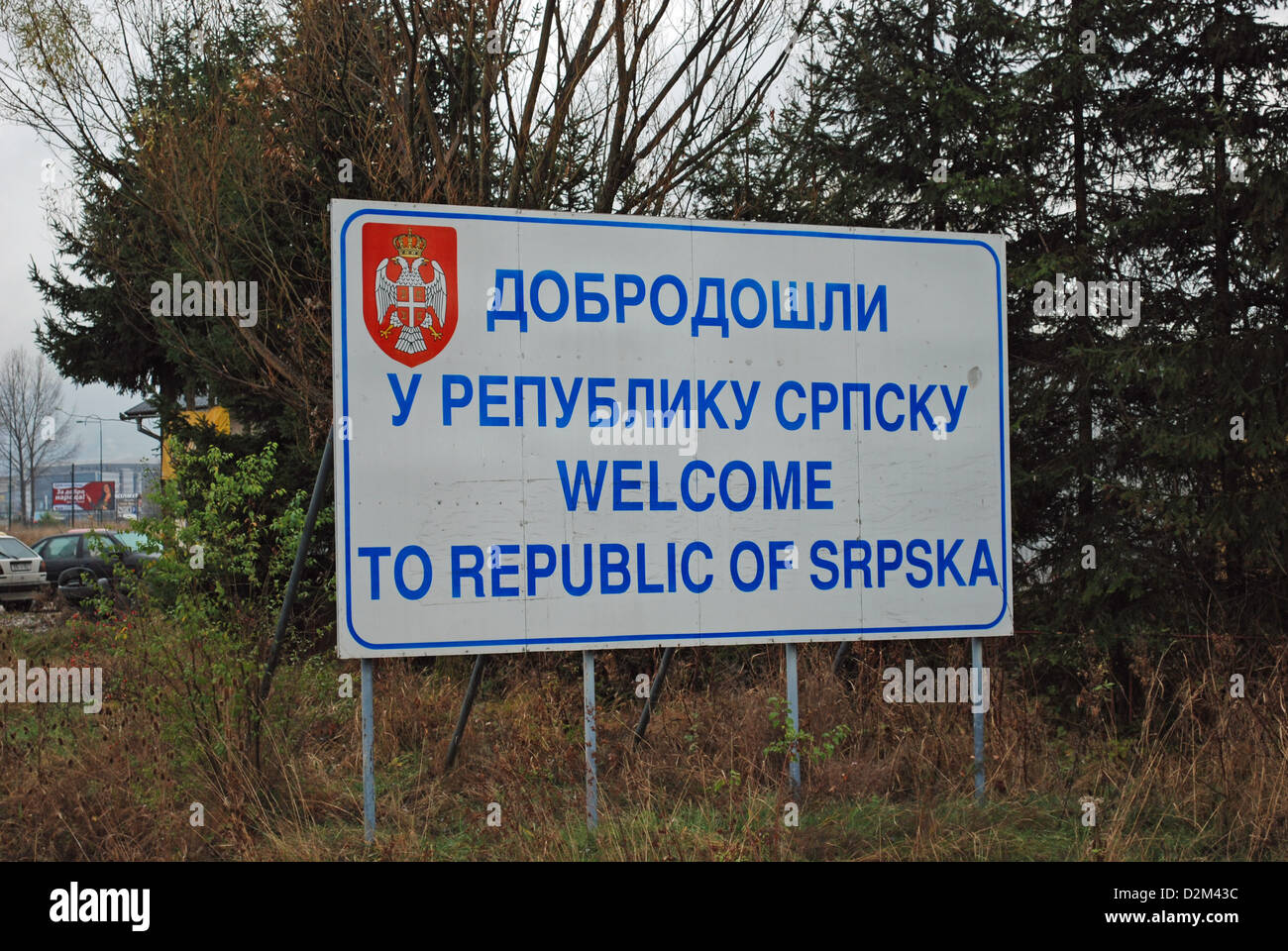 Panneau routier indiquant que vous avez maintenant dans la République de Srpska, une enclave serbe de Bosnie-Herzégovine. Banque D'Images