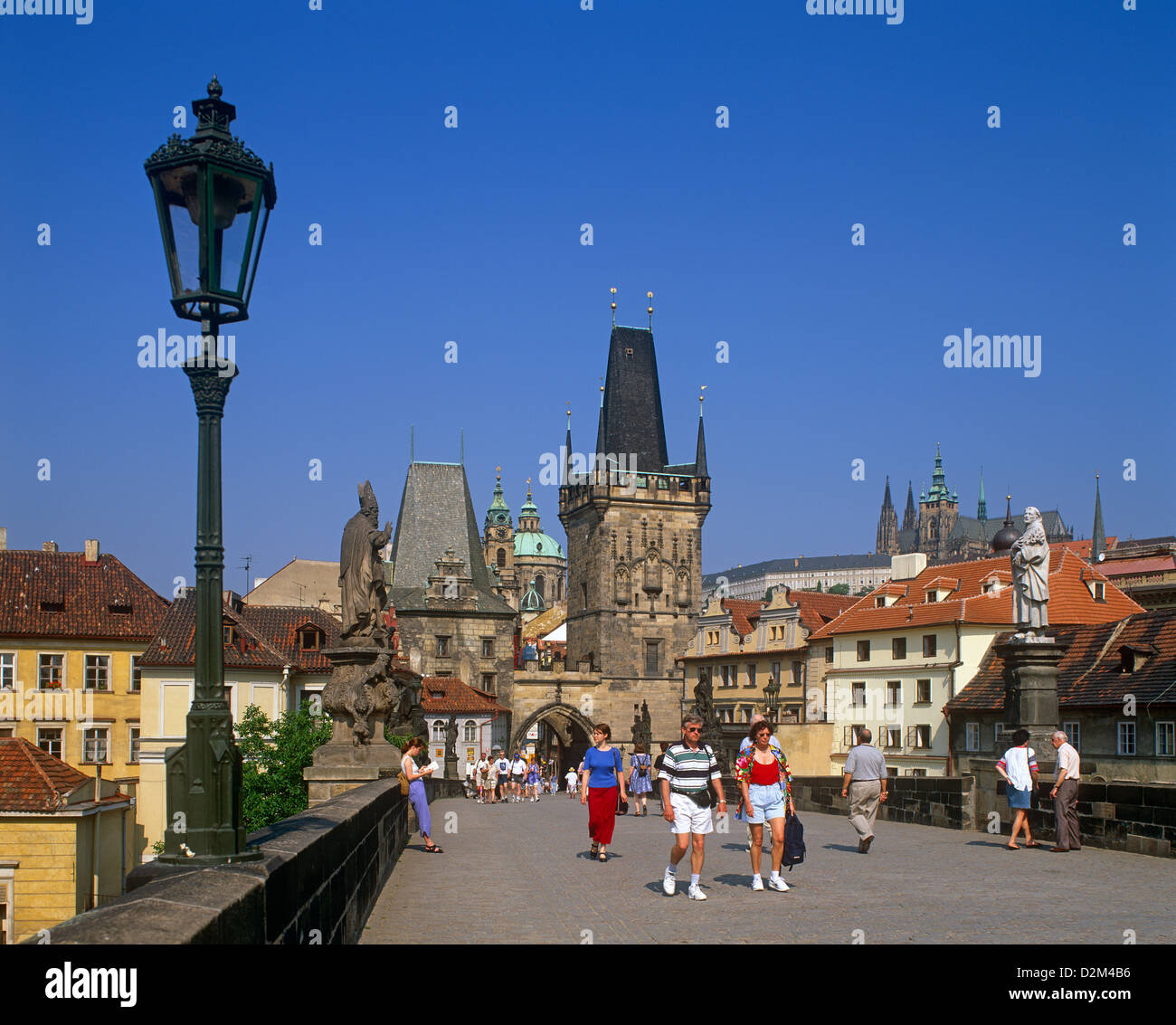 Les touristes sur le Pont Charles, Stare Mesto (vieille ville), Prague, République Tchèque Banque D'Images