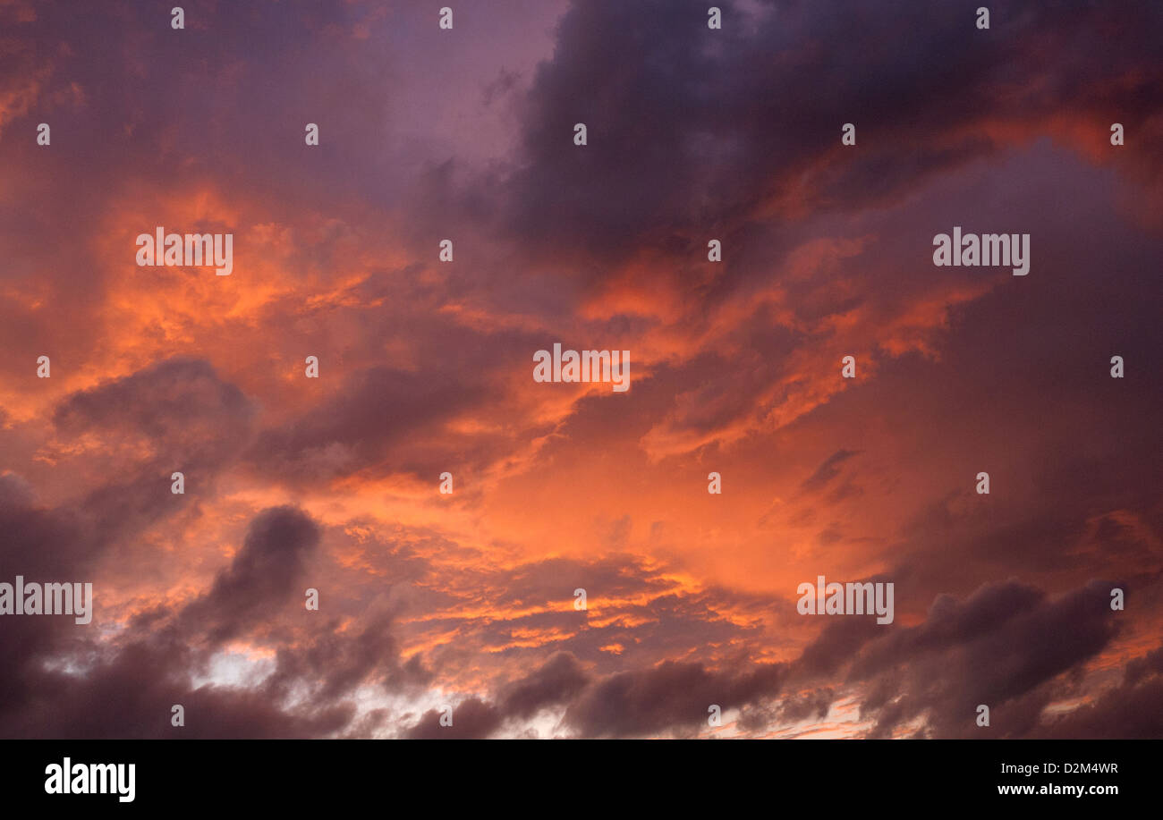 Ciel et nuages de l'atmosphère paisible à l'aube Banque D'Images