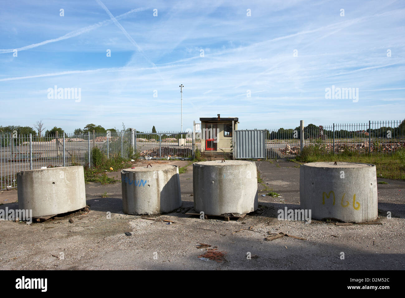 Bloc en béton ou une barrière en face de l'ancien site Foden à Sandbach UK Banque D'Images