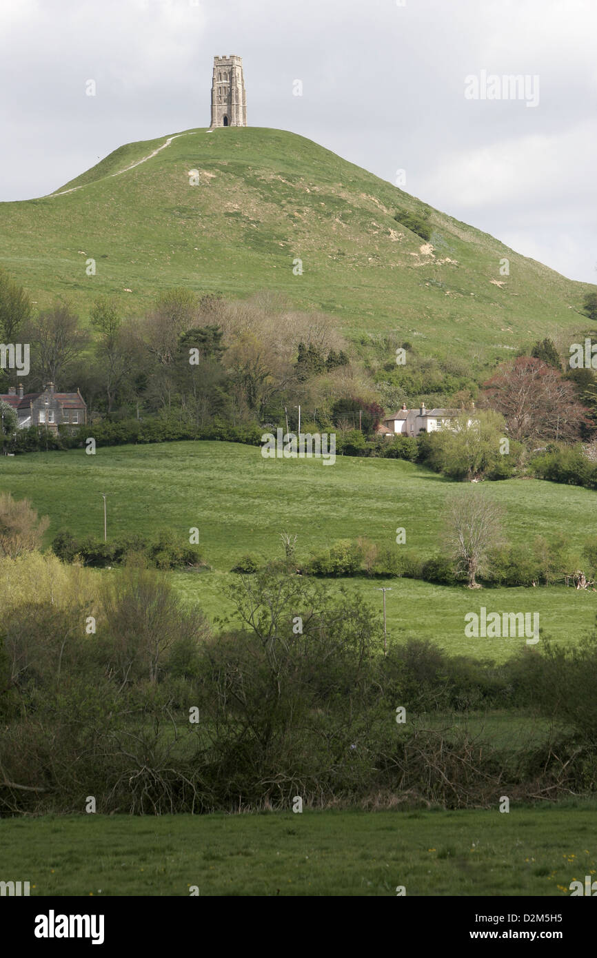 Le célèbre monument associé à la légende arthurienne dans le cœur de l'Angleterre rurale Banque D'Images