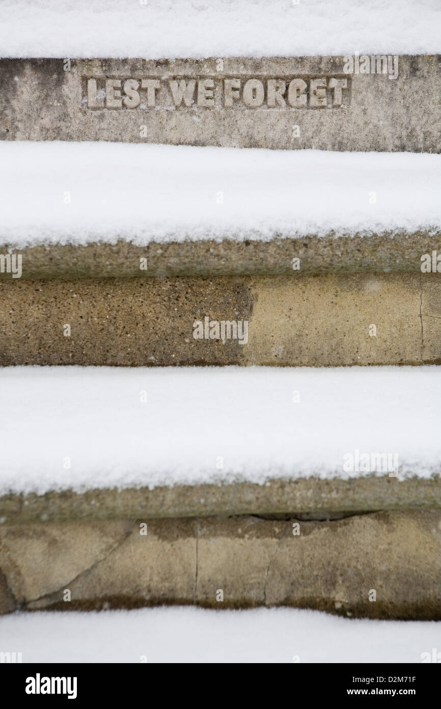 Oxford, Oxfordshire, Angleterre monument commémoratif de guerre avec les mots, nous nous souviendrons creusée dans la base en pierre. Couvert de neige. Banque D'Images