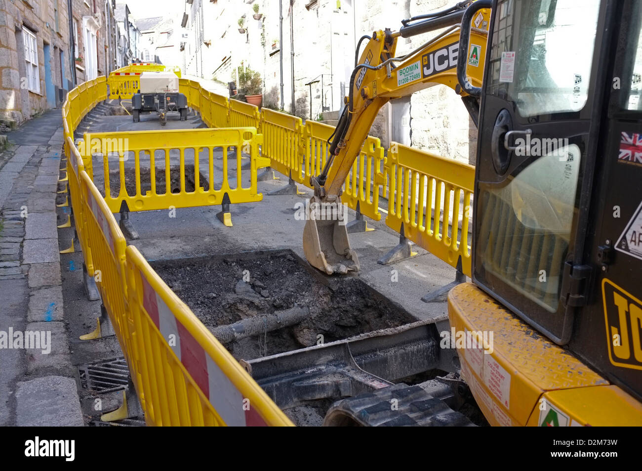 Les travaux routiers sur une rue étroite à Penryn, Cornwall Banque D'Images