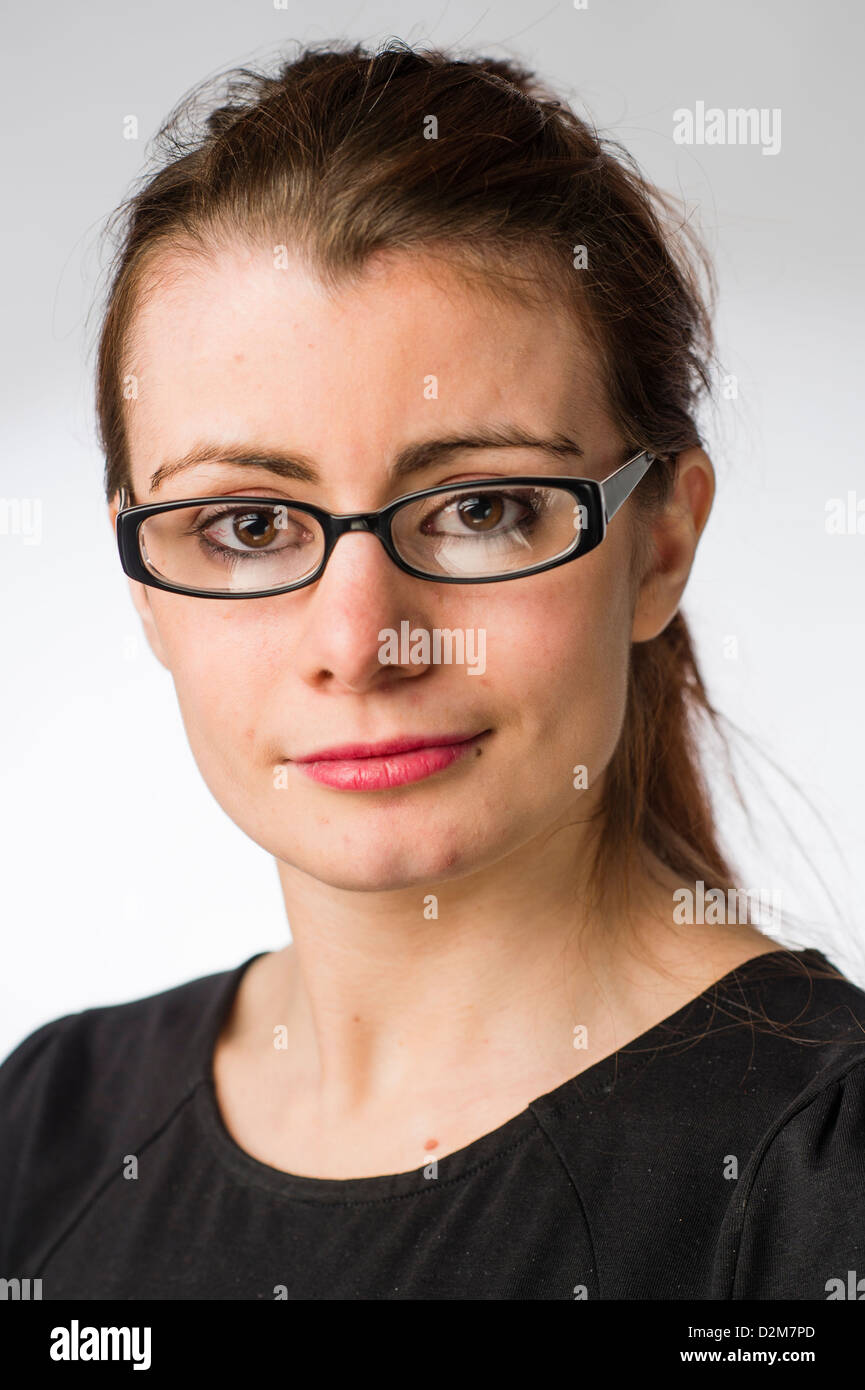 Un dix-neuf ans, fille, jeune femme, UK., portant des lunettes, lunettes, face, portrait Banque D'Images