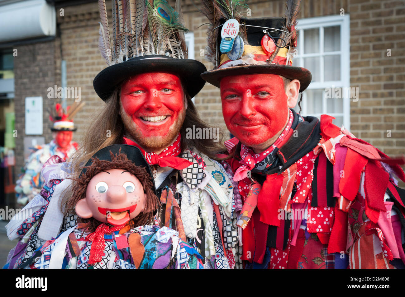 Membres de l'équipe Red Leicester Morris Dance Group à la fête de l'ours de paille Whittlesey Cambridgeshire UK Banque D'Images