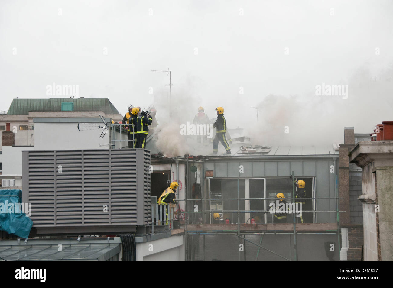 Londres, Royaume-Uni. 28 janvier 2013. Les pompiers éteindre un incendie sur le toit sur une galerie d'art à Albemarie Street à Mayfair. Credit : Pete Maclaine / Alamy Live News Banque D'Images