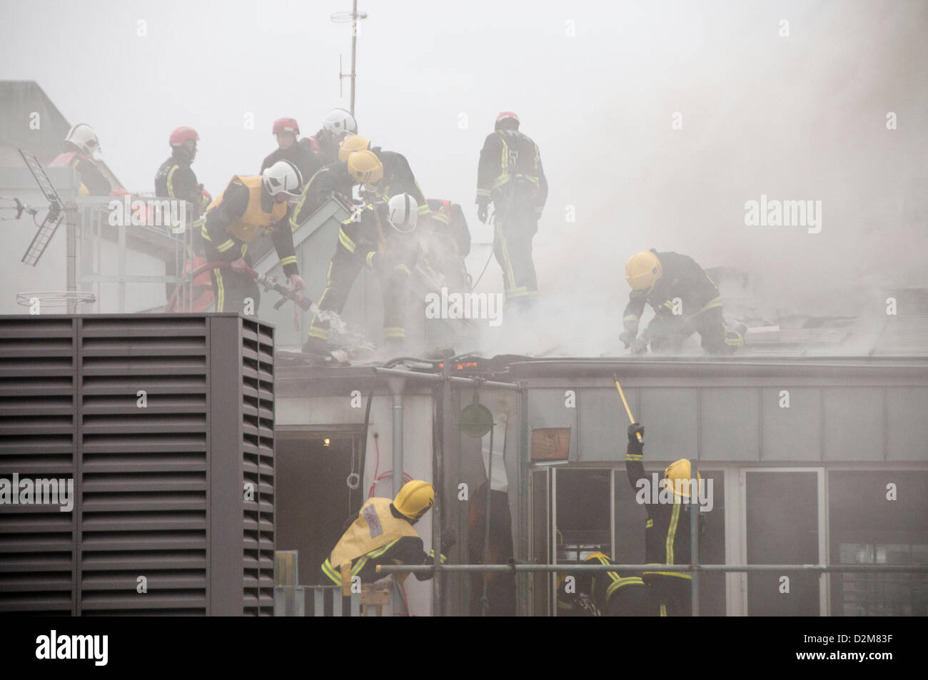 Londres, Royaume-Uni. 28 janvier 2013. Les pompiers éteindre un incendie sur le toit sur une galerie d'art à Albemarie Street à Mayfair. Credit : Pete Maclaine / Alamy Live News Banque D'Images