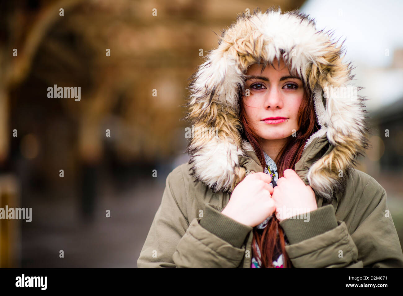 Un dix-neuf ans, fille, jeune femme, UK portant une fourrure manteau parka à capuchon, l'hiver, à l'extérieur, le froid Banque D'Images