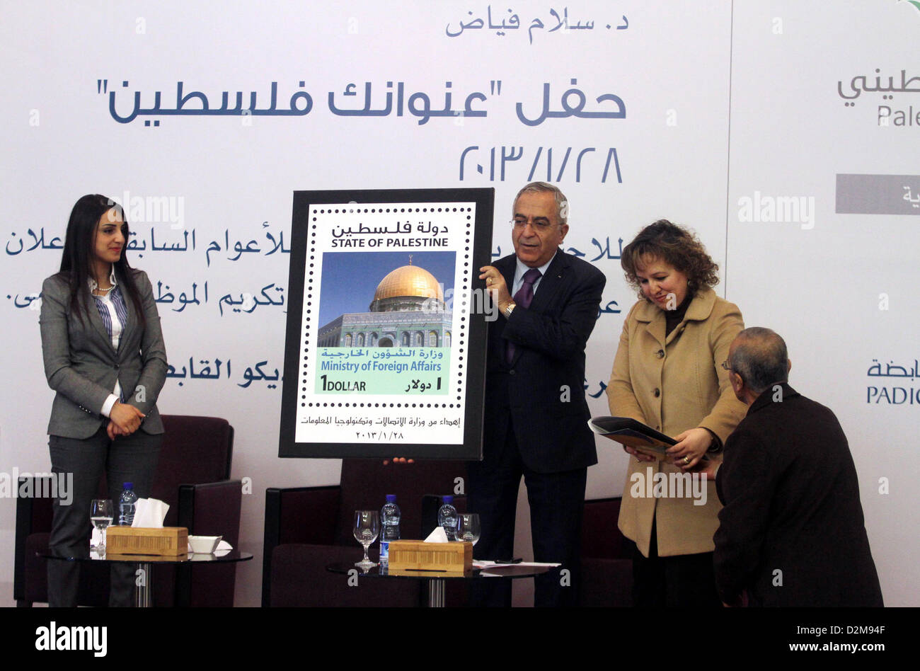 28 janvier 2013 - Ramallah, Cisjordanie, territoire palestinien - le premier ministre palestinien Salam Fayyad participe à l'inauguration du premier timbre-poste portant le nom de l'État de Palestine le 28 janvier 2013. À la suite d'une mise à niveau de l'état de l'ONU l'année dernière, les Palestiniens sont en train d'imprimer l'État de Palestine en-têtes et des timbres, mais ils n'ont jamais été moins en mesure de payer leurs factures (crédit Image : © Issam Rimawi APA/Images/ZUMAPRESS.com) Banque D'Images