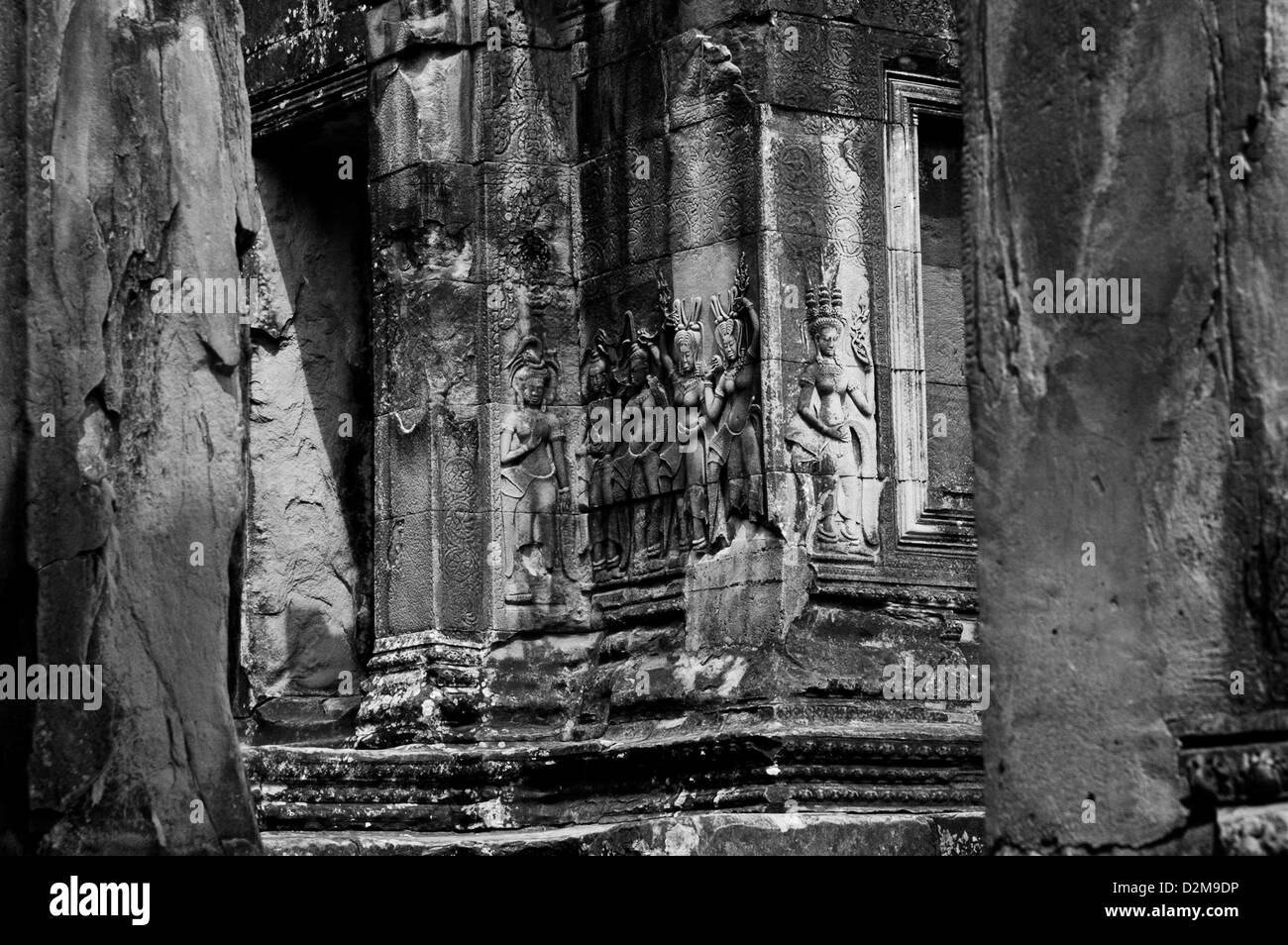 Détail de la sculpture sur pierre à l'intérieur de Angkor Wat, au Cambodge Banque D'Images