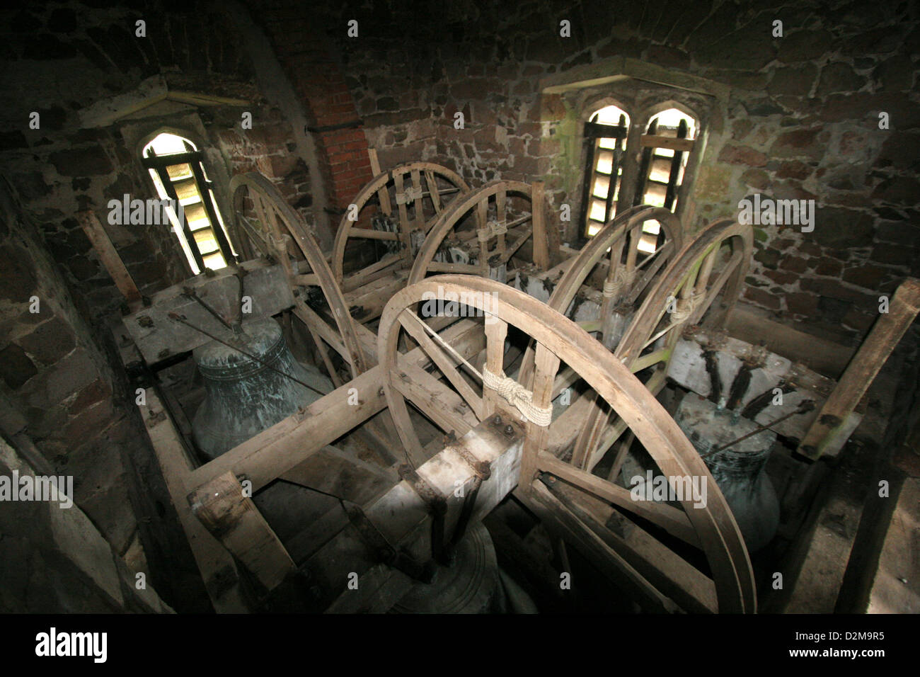 C'est le clocher d'une église anglaise médiévale montrant les cloches en bronze Banque D'Images