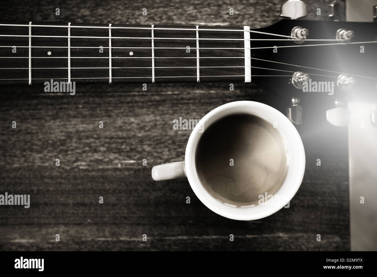 Black & White, de l'image et la guitare et tasse de café Banque D'Images