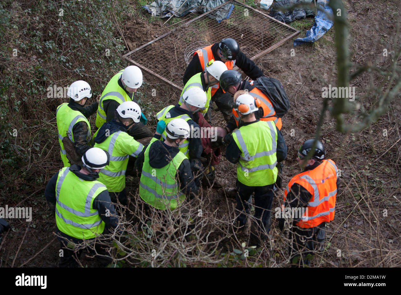 Combe Haven, Bexhill, Hastings, Royaume-Uni. 28 janvier 2013. Combe Haven, Bexhill, Hastings, Royaume-Uni. 28 janvier 2013. Premières Journées Expulsions forcées à l'étang de leurre Combe Haven . Bexhill Hastings bypass. 1 personne a été arrêté mais personne n'a été enlevé les arbres ftom malgré une énorme présence de sécurité. Autour de 50 sécurité mis en place et 15 personnes sont toujours dans les arbres. Credit : Adrian arbib / Alamy Live News Banque D'Images