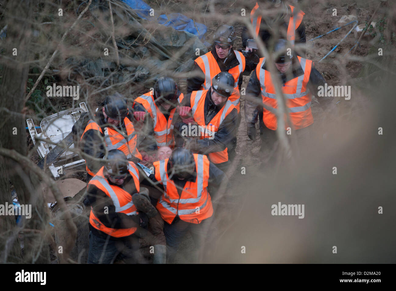 Combe Haven, Bexhill, Hastings, Royaume-Uni. 28 janvier 2013. Combe Haven, Bexhill, Hastings, Royaume-Uni. 28 janvier 2013. Premières Journées Expulsions forcées à l'étang de leurre Combe Haven . Bexhill Hastings bypass. 1 personne a été arrêté mais personne n'a été enlevé les arbres ftom malgré une énorme présence de sécurité. Autour de 50 sécurité mis en place et 15 personnes sont toujours dans les arbres. Credit : Adrian arbib / Alamy Live News Banque D'Images