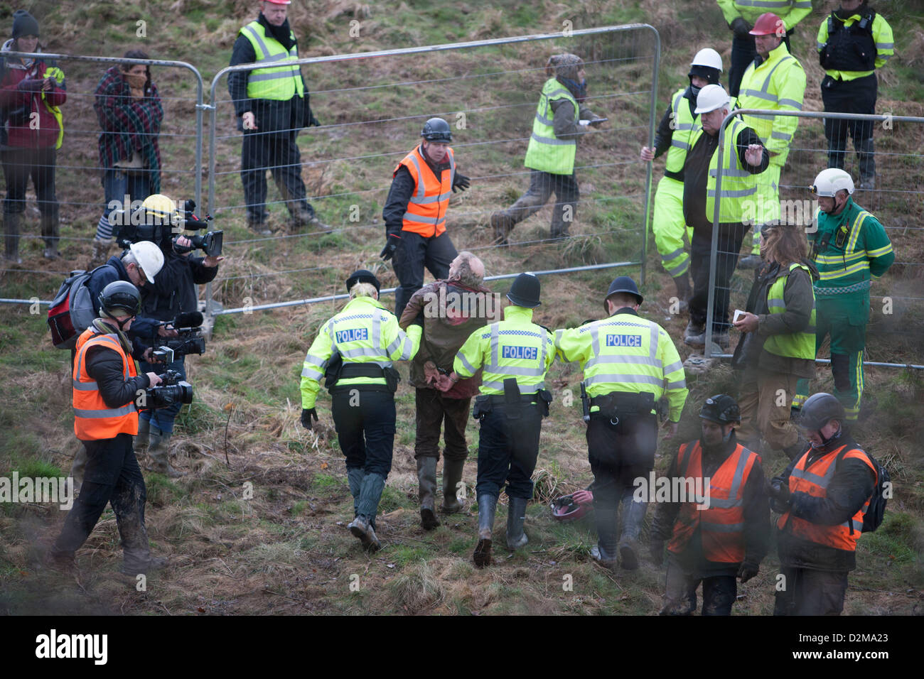 Combe Haven, Bexhill, Hastings, Royaume-Uni. 28 janvier 2013. Combe Haven, Bexhill, Hastings, Royaume-Uni. 28 janvier 2013. Premières Journées Expulsions forcées à l'étang de leurre Combe Haven . Bexhill Hastings bypass. 1 personne a été arrêté mais personne n'a été enlevé les arbres ftom malgré une énorme présence de sécurité. Autour de 50 sécurité mis en place et 15 personnes sont toujours dans les arbres. Credit : Adrian arbib / Alamy Live News Banque D'Images