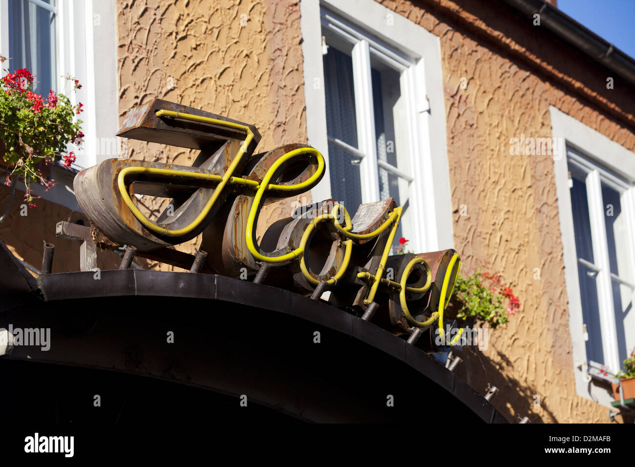 Enseigne au néon jaune pour un hôtel Banque D'Images