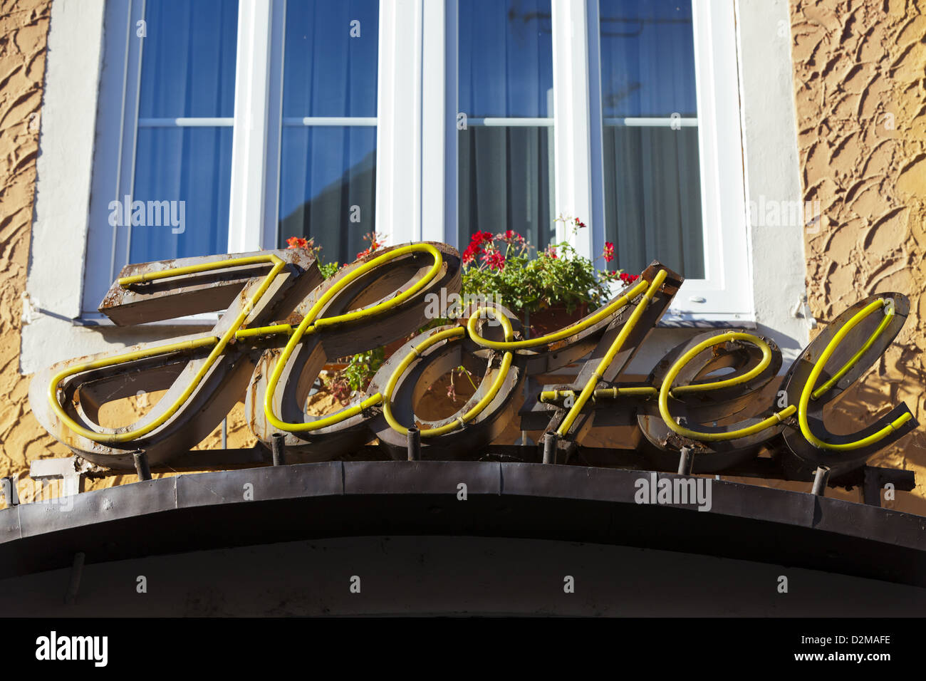 Enseigne au néon jaune pour un hôtel Banque D'Images