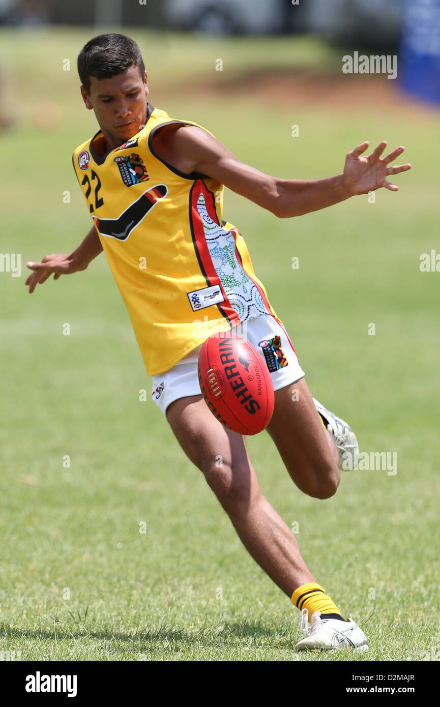 POTCHEFSTROOM, AFRIQUE DU SUD - Le 28 janvier, Julien AhChee (Zemst, WA) de l'Australian Boomerangs au cours de l'AFL Jeu 1 Correspondance entre le battant de l'Afrique du Sud les boomerangs et les moins de 18 ans les Lions à Mohadin Cricket Ground le 28 janvier 2013 à Potchefstroom, Afrique du Sud Photo de Roger Sedres / Image SA Banque D'Images