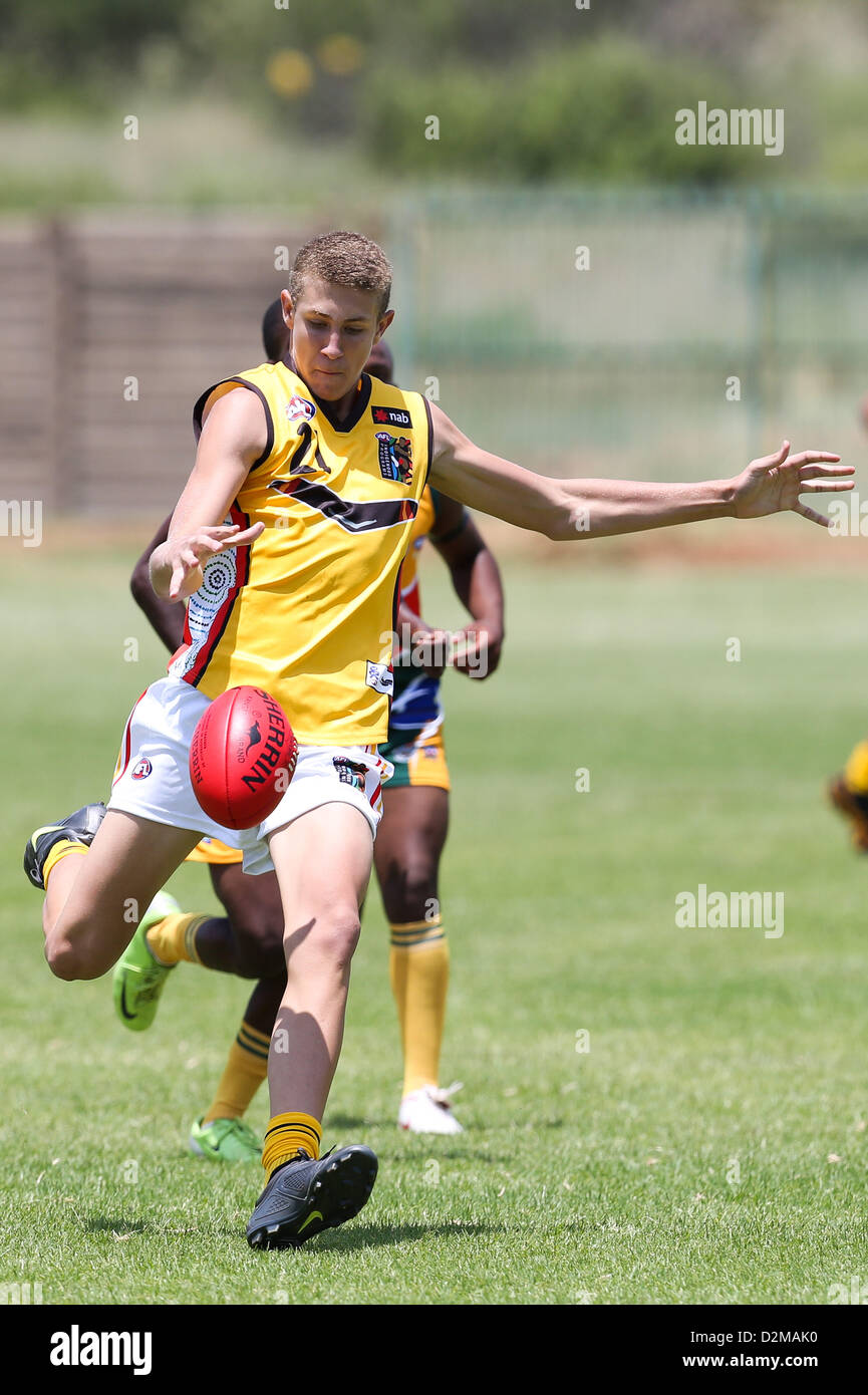 POTCHEFSTROOM, AFRIQUE DU SUD - Le 28 janvier, John Mason (Flinders Vue, QLD) de l'Australian Boomerangs au cours de l'AFL Jeu 1 Correspondance entre le battant de l'Afrique du Sud les boomerangs et les moins de 18 ans les Lions à Mohadin Cricket Ground le 28 janvier 2013 à Potchefstroom, Afrique du Sud Photo de Roger Sedres / Image SA Banque D'Images