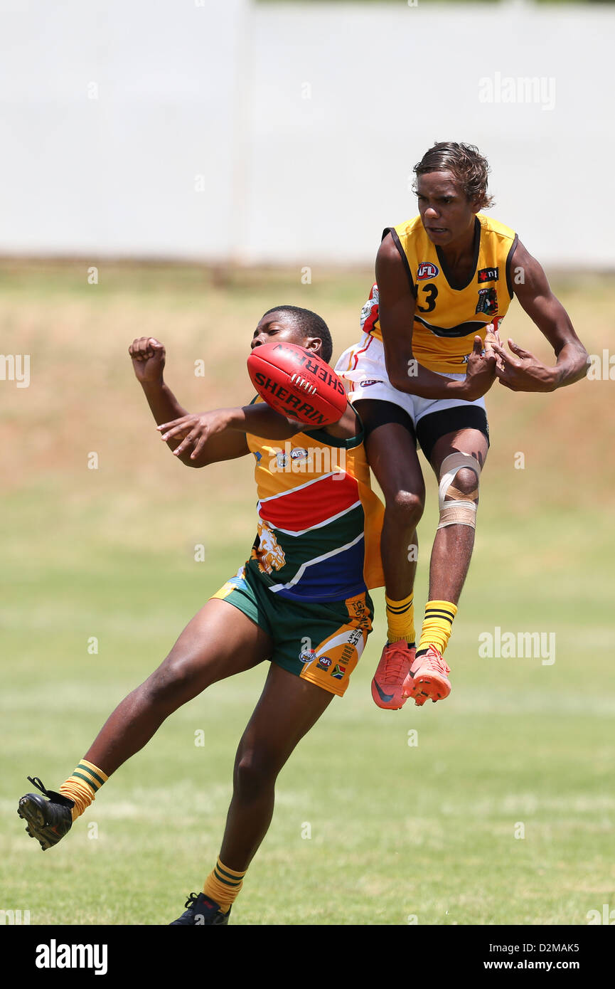 POTCHEFSTROOM, AFRIQUE DU SUD - Le 28 janvier, Liam Bennell (Albany, WA) de l'Australian Boomerangs au cours de l'AFL Jeu 1 Correspondance entre le battant de l'Afrique du Sud les boomerangs et les moins de 18 ans les Lions à Mohadin Cricket Ground le 28 janvier 2013 à Potchefstroom, Afrique du Sud Photo de Roger Sedres / Image SA Banque D'Images