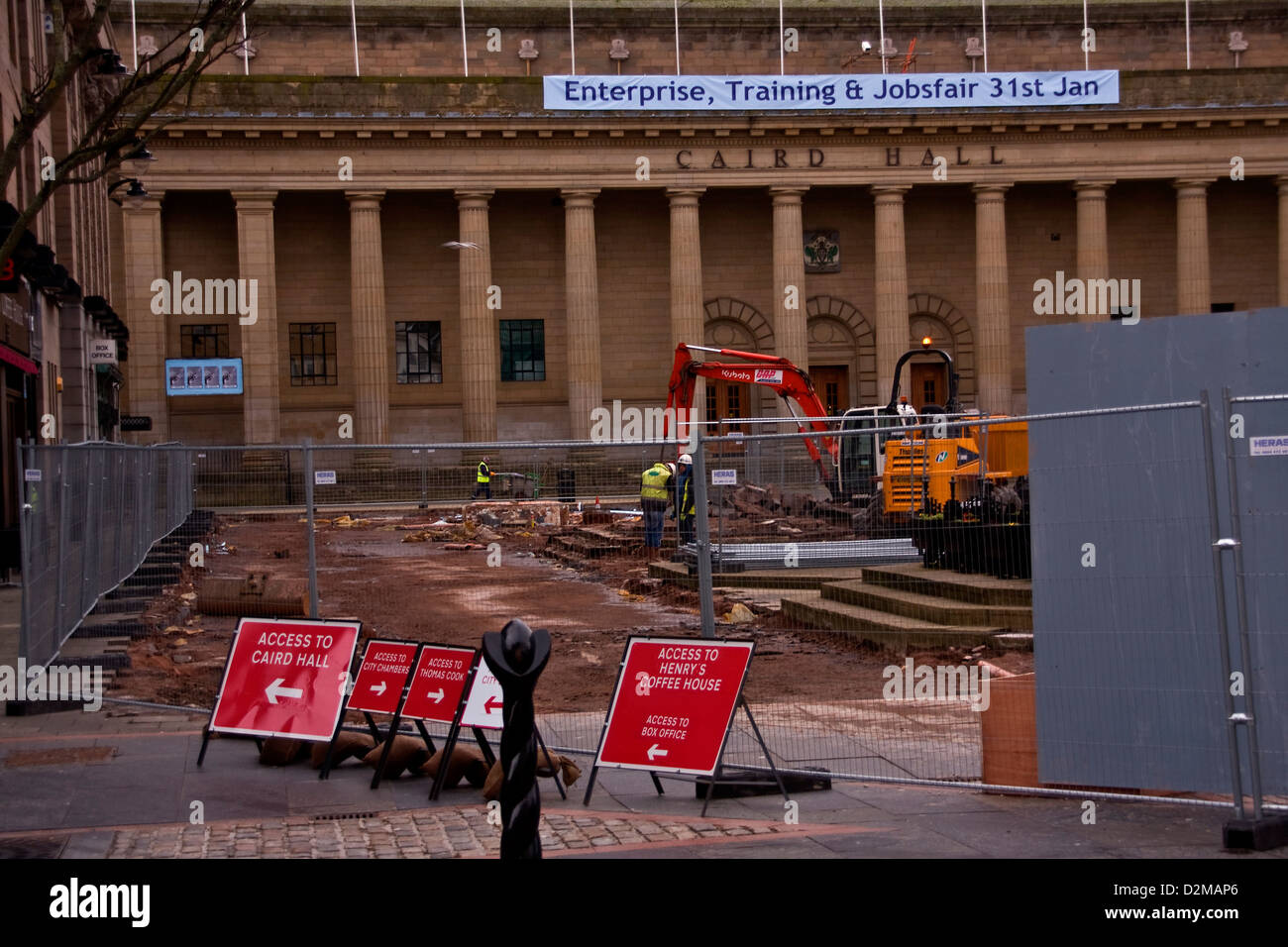 Les entrepreneurs travaillant dans la pluie la construction d'un complexe pour l'entreprise et formation 31 Janvier 2013 Événement Jobfair à Dundee, Royaume-Uni Banque D'Images