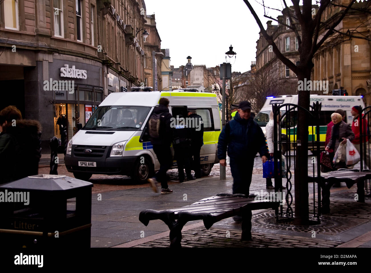 Arrestation d'un suspect de la police d'un incident à l'extérieur d'une banque et une ambulance arrive sur les lieux du crime dans la région de Dundee, Royaume-Uni Banque D'Images