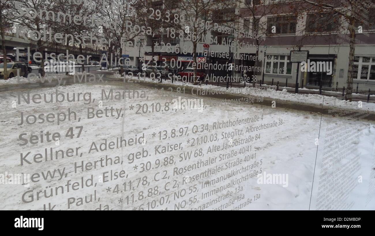 Un mur de miroirs sert de mémorial pour la persécution des Juifs dans la période nazie est sur l'Hermann-Ehlers-Platz dans le quartier de Steglitz Berlin, Allemagne, 24 octobre 2012. Le Mémorial commémore l'ancienne synagogue de l'Dueppelstrasse et les citoyens juifs de partout dans Berlin, qui ont été assassinés dans les camps de concentration. L'ancienne adresse et date de naissance des citoyens juifs et de courts documents texte et d'images sur l'histoire de la vie juive sont gravés sur le miroir mural en acier chrome-finition. La longueur du mur correspond à la longueur de l'ancienne synagogue. Phot Banque D'Images