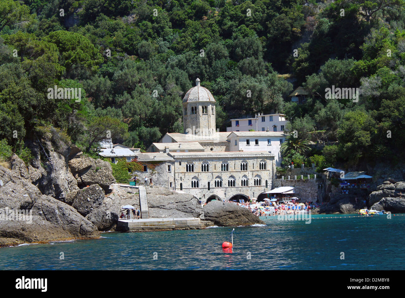Abbaye sauvages cachées dans les arbres en Italie Banque D'Images