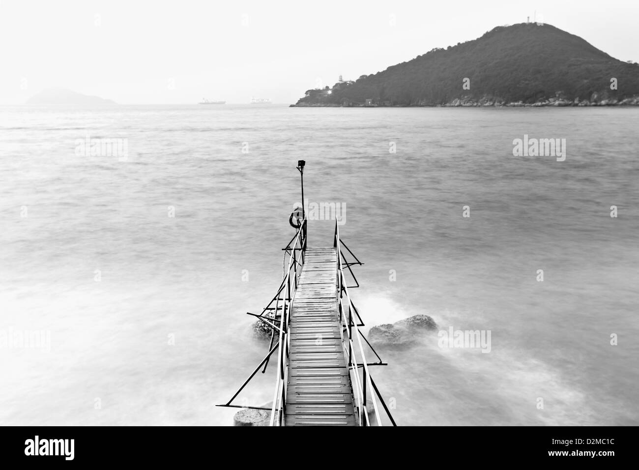 Vieux pont sur la mer en noir et blanc Banque D'Images