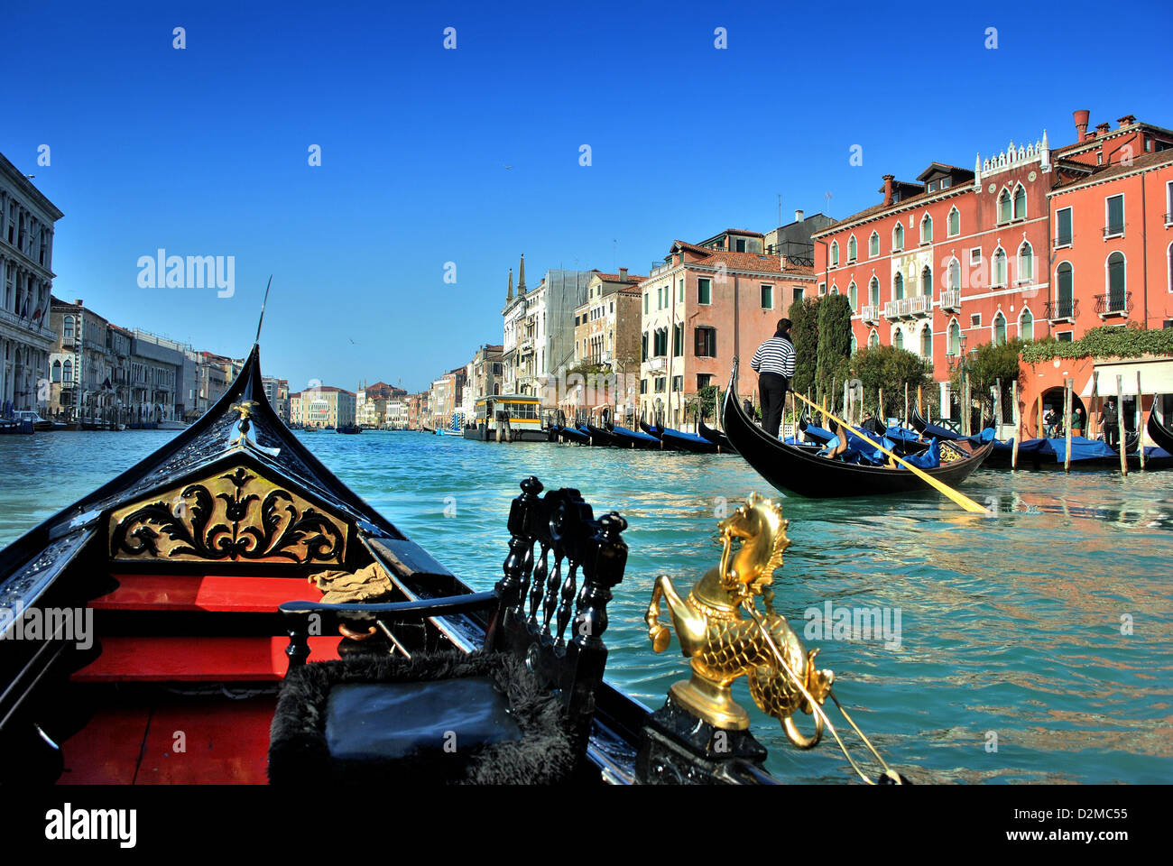 Vue sur le Grand Canal de Venise,une gondole Banque D'Images