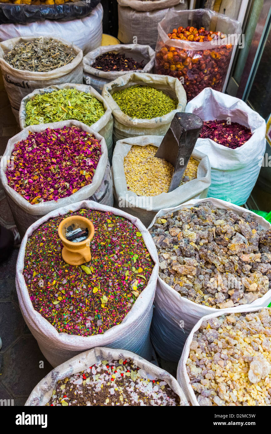 Épices en vente dans le souk aux épices, Dubaï Banque D'Images