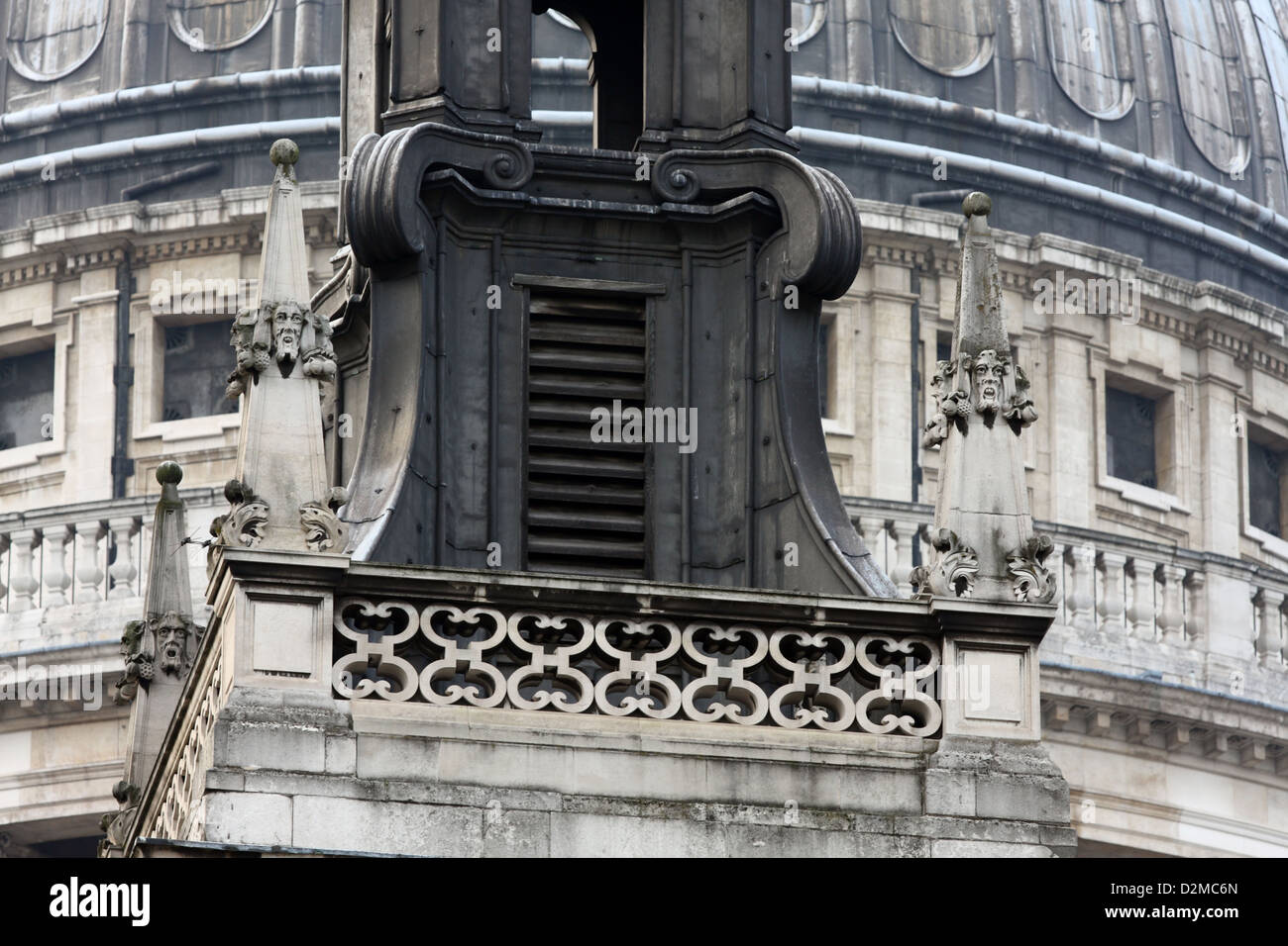 Une vue d'une partie de la coupole de la Cathédrale St Paul, à Londres, en partie caché par la tour sur St Paul's Cathedral Choir School. Banque D'Images