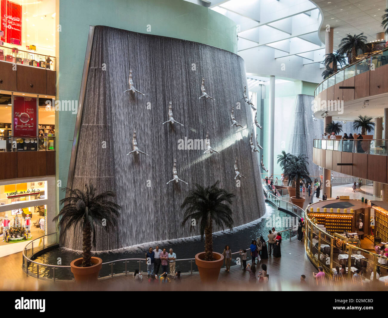 La cascade à l'intérieur de Dubaï Mall, galerie marchande Banque D'Images